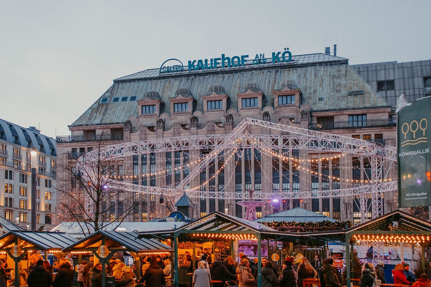 Het Winterwelt Corneliusplatz in Düsseldorf is versierd met talloze feestelijke sprookjesachtige lichtjes.