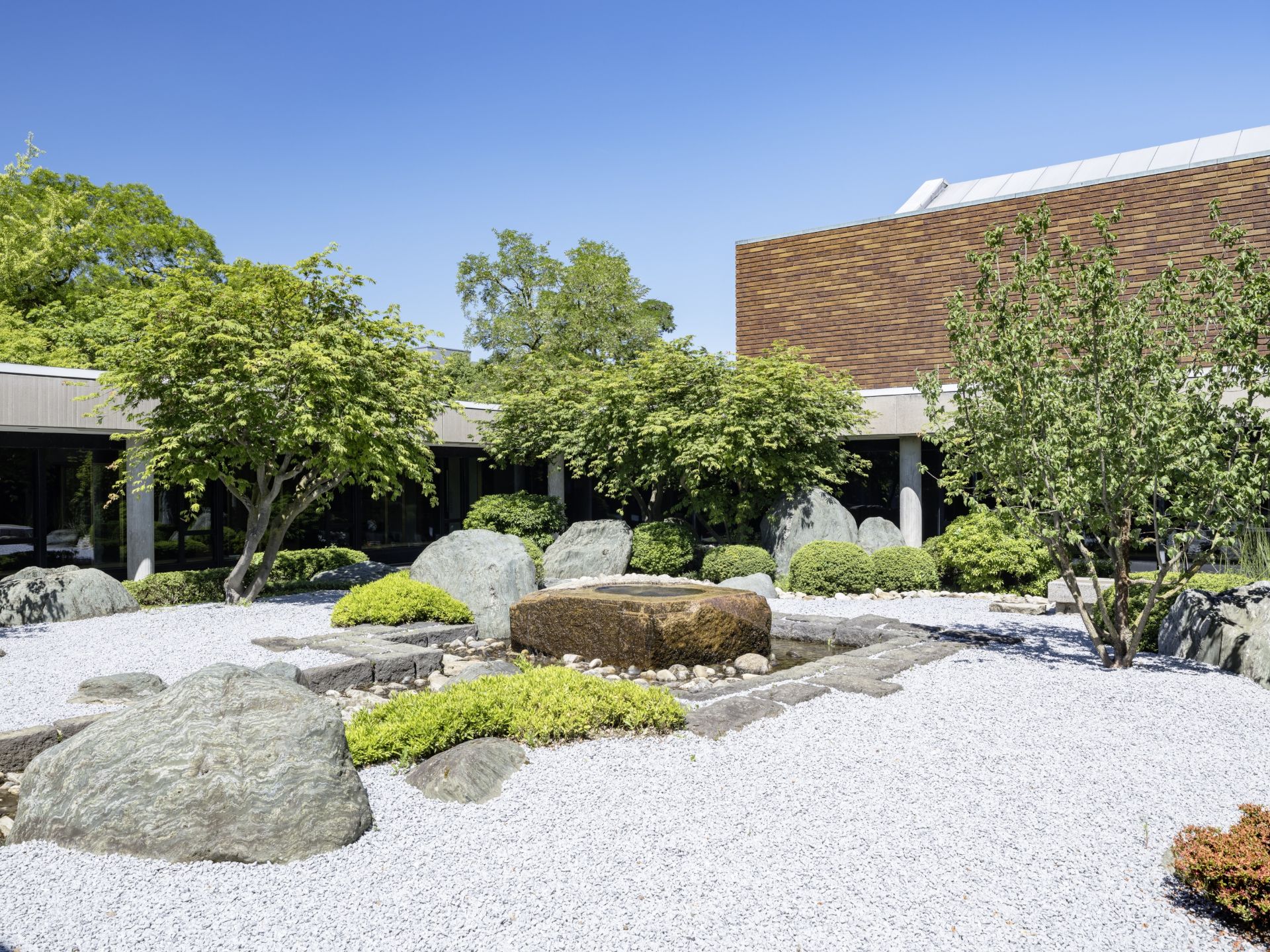 De beeldhouwer Masayuki Nagare heeft de binnentuin van het Museum voor Oost-Aziatische Kunst ontworpen naar het voorbeeld van traditionele Japanse meditatietuinen
