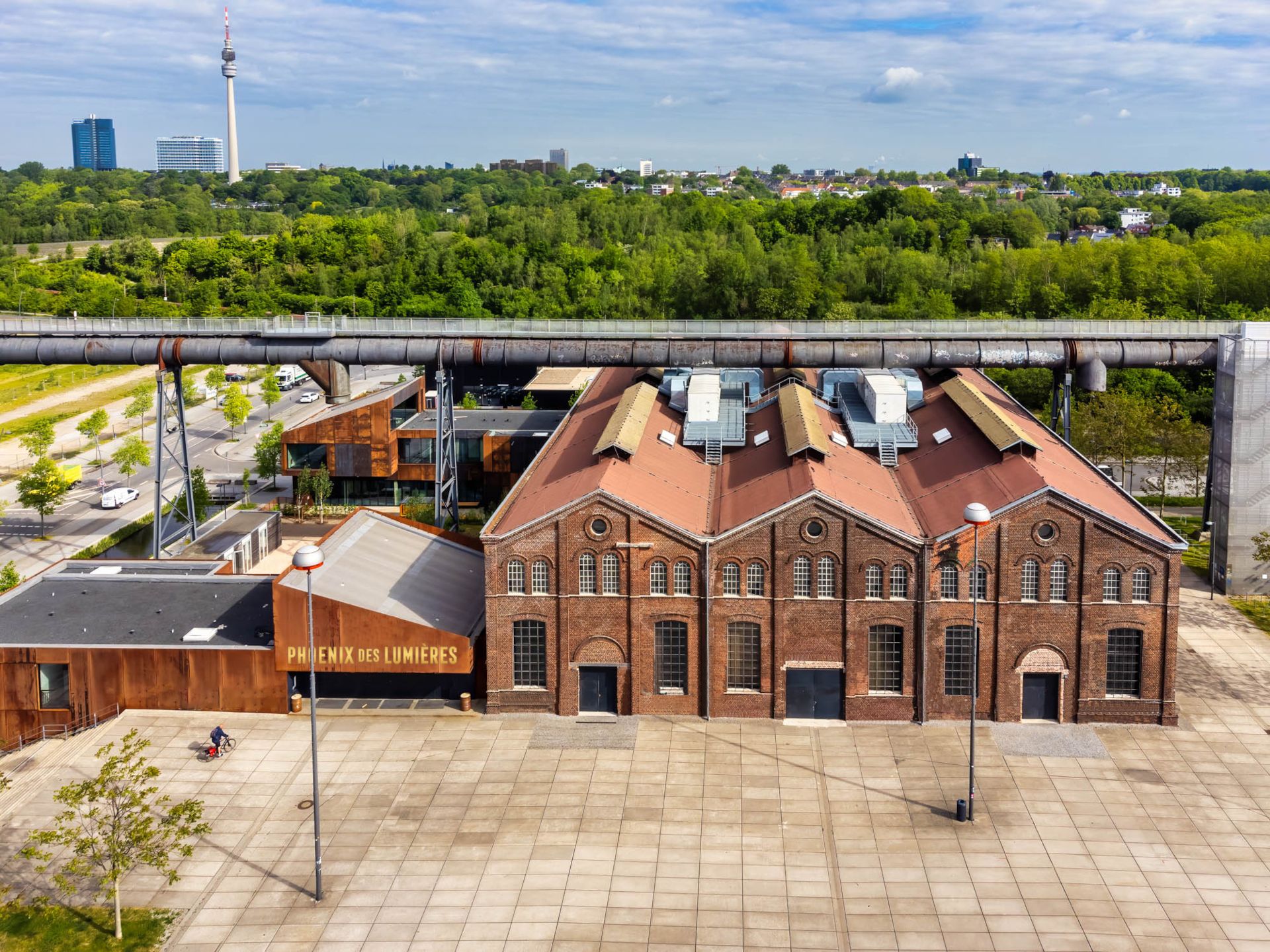 De Phoenix des Lumières werd in januari 2023 gelanceerd als een digitaal kunstcentrum in de voormalige gasblazerhal van de hoogovenfabriek Phoenix West.