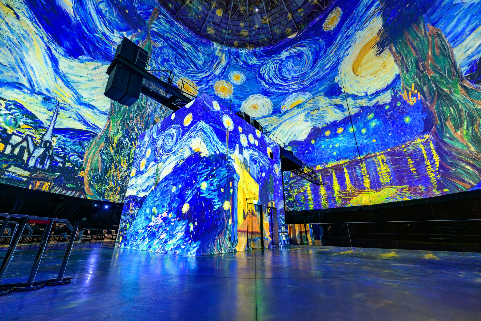 De Sterrennacht van Vincent van Gogh ziet er meer dan indrukwekkend uit op het 360-graden scherm van het Visiodrom