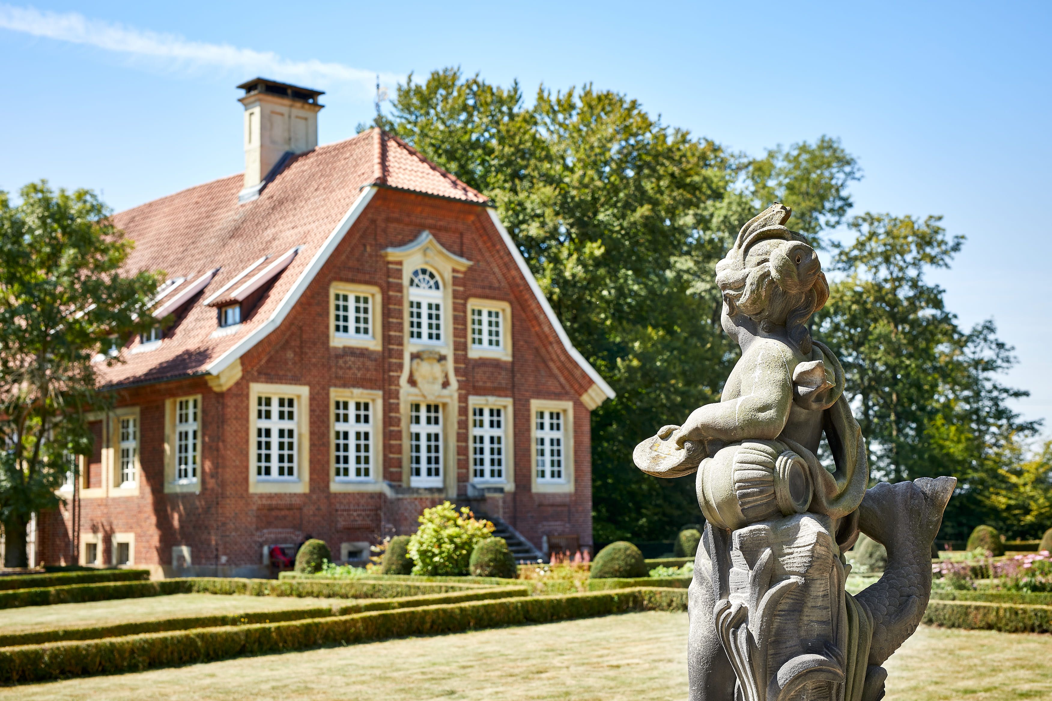 Rüschhaus huis met sculptuur op de voorgrond