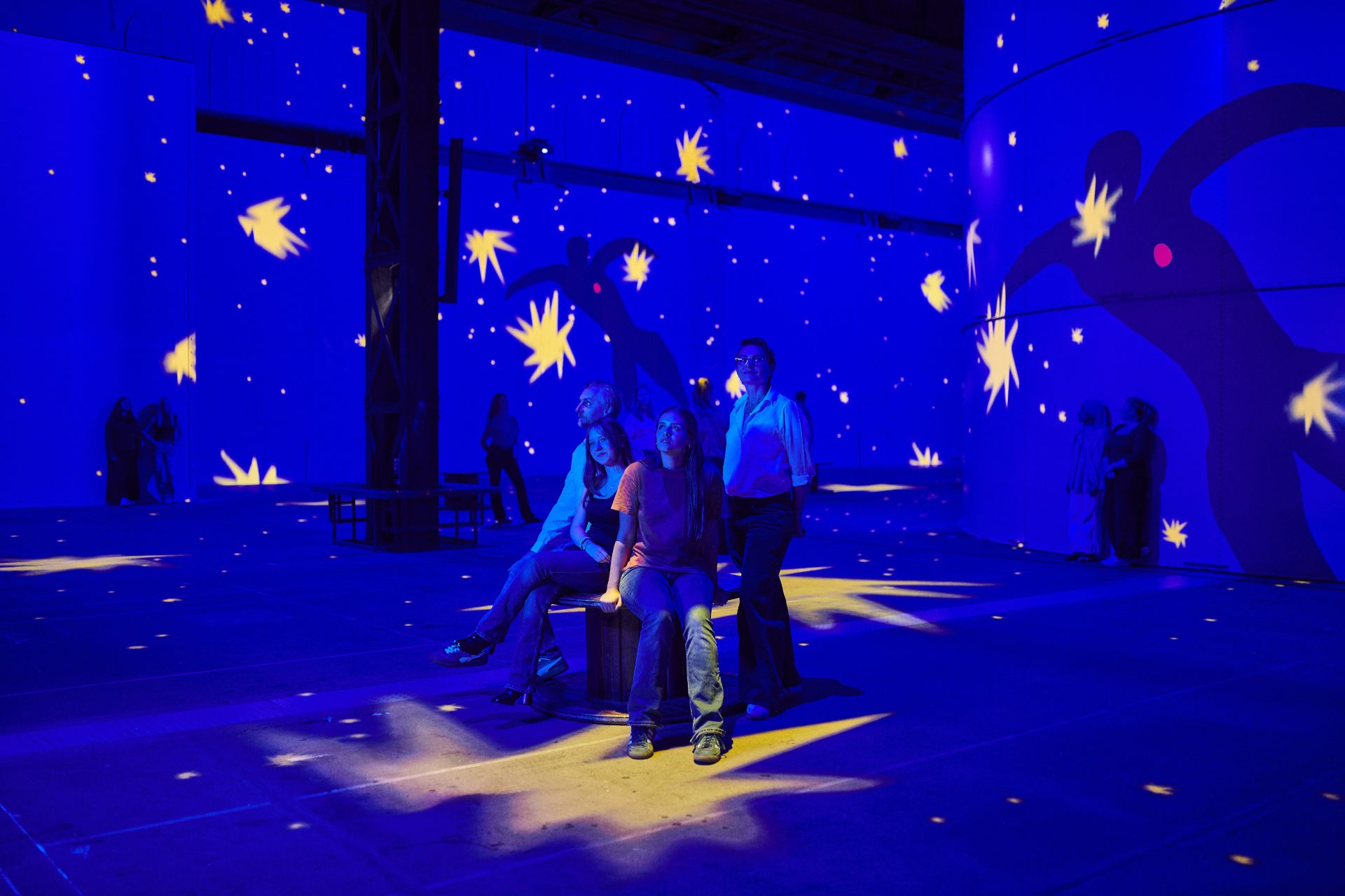 De Gebläsehalle verandert in een diepblauw universum van stralende sterren en dansende silhouetten uit de  serie knipsels “Jazz”