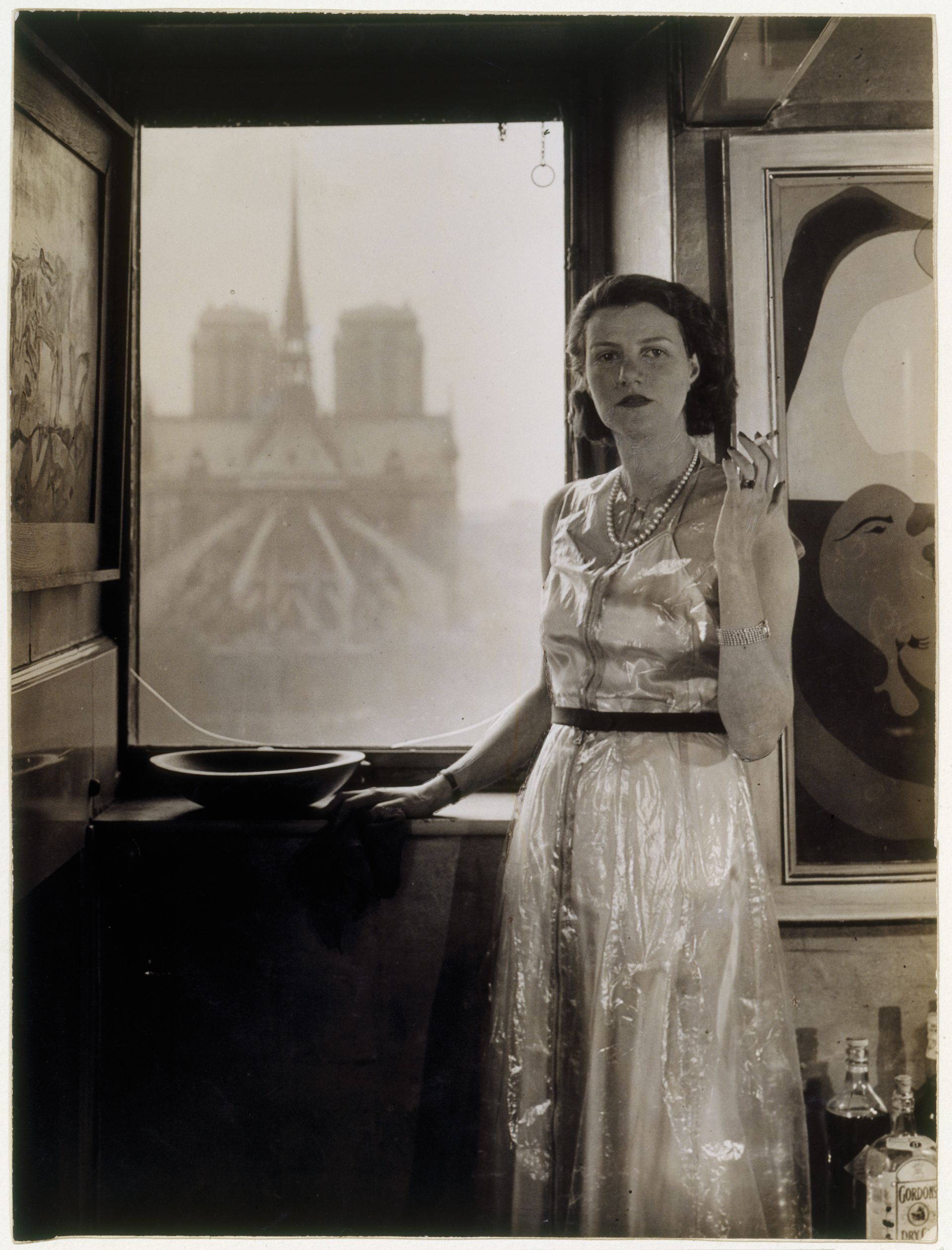 Rogi André, Peggy Guggenheim voor het raam van haar appartement, rond 1935