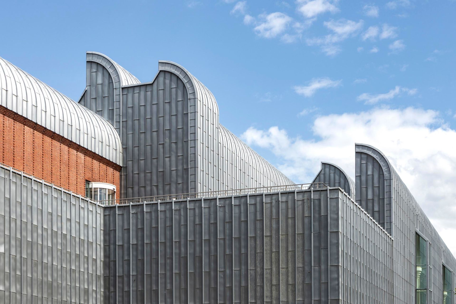 Het Museum Ludwig toont ongeveer 8000 vierkante meter kunstwerken, variërend van klassiek modernisme tot hedendaagse kunstproductie.