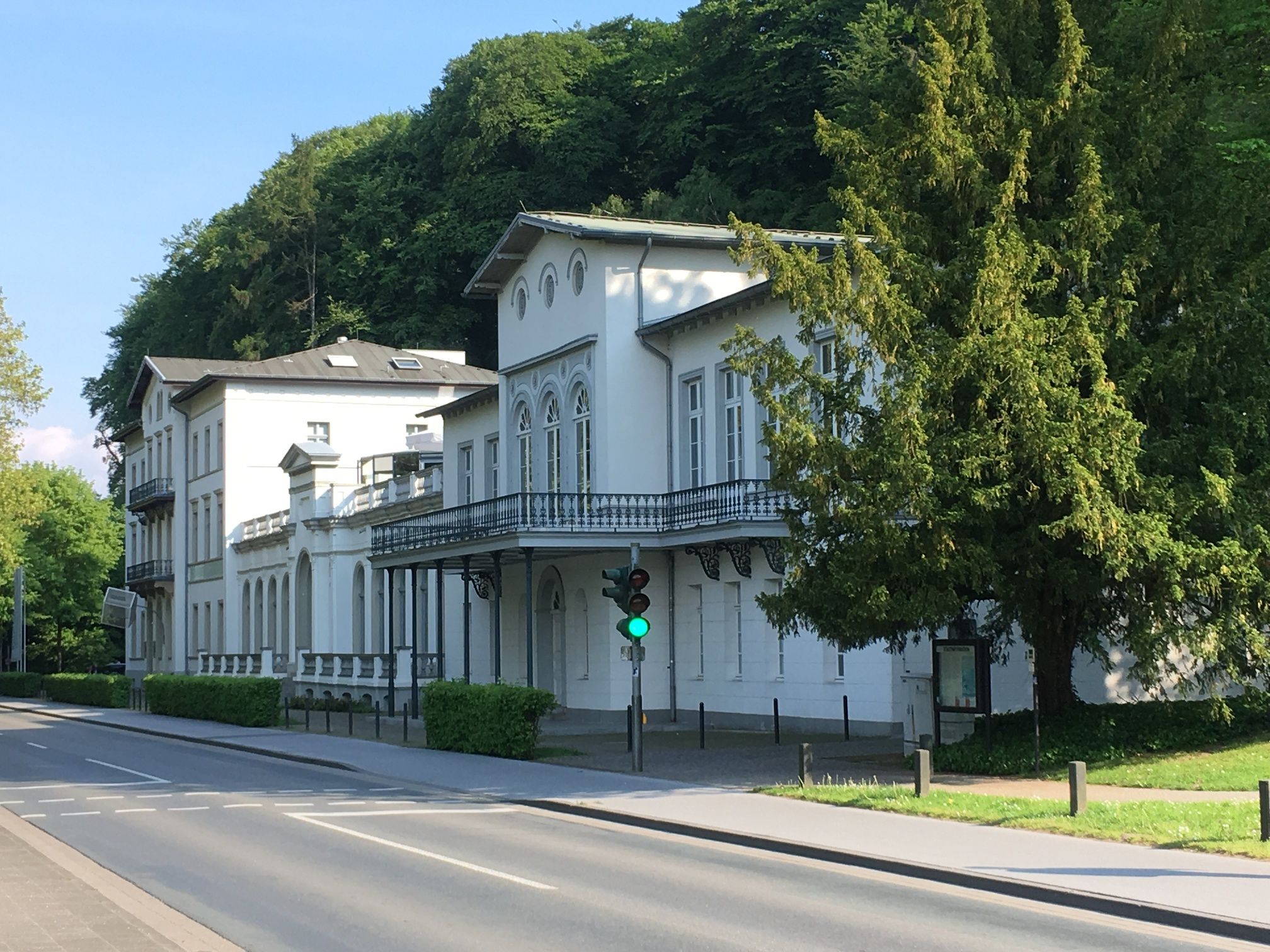 Sinds 1997 doet het driedelige gebouwencomplex van het Museum Kurhaus Kleve, dat dateert uit de 19e eeuw, dienst als museum voor hedendaagse kunst.