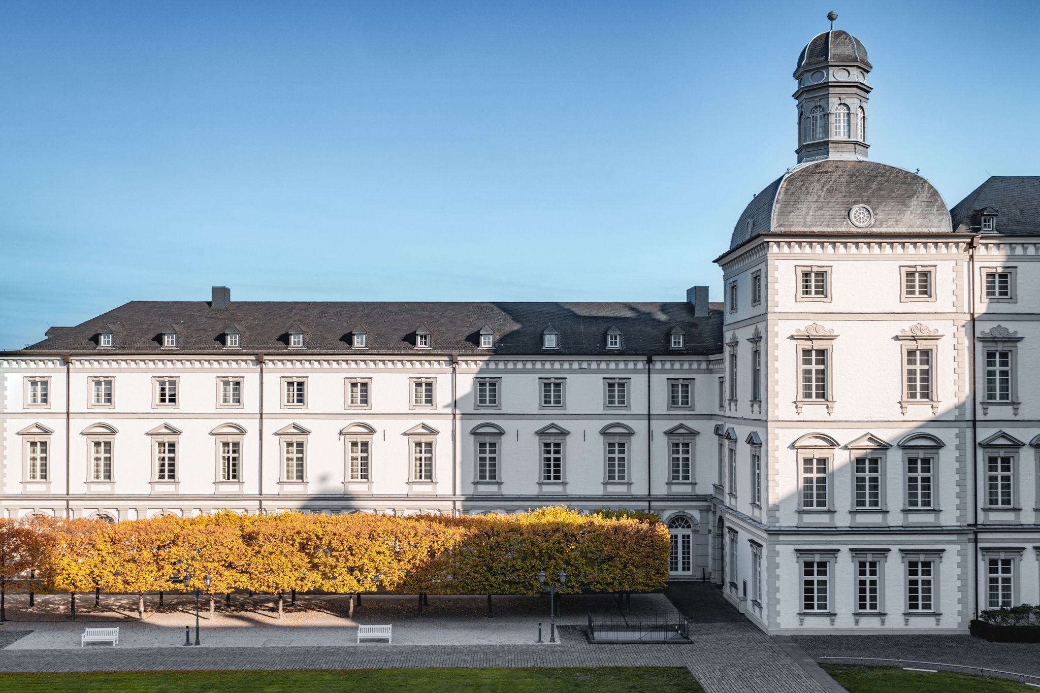 Buitenaanzicht van het Grandhotel Schloss Bensberg in de herfst