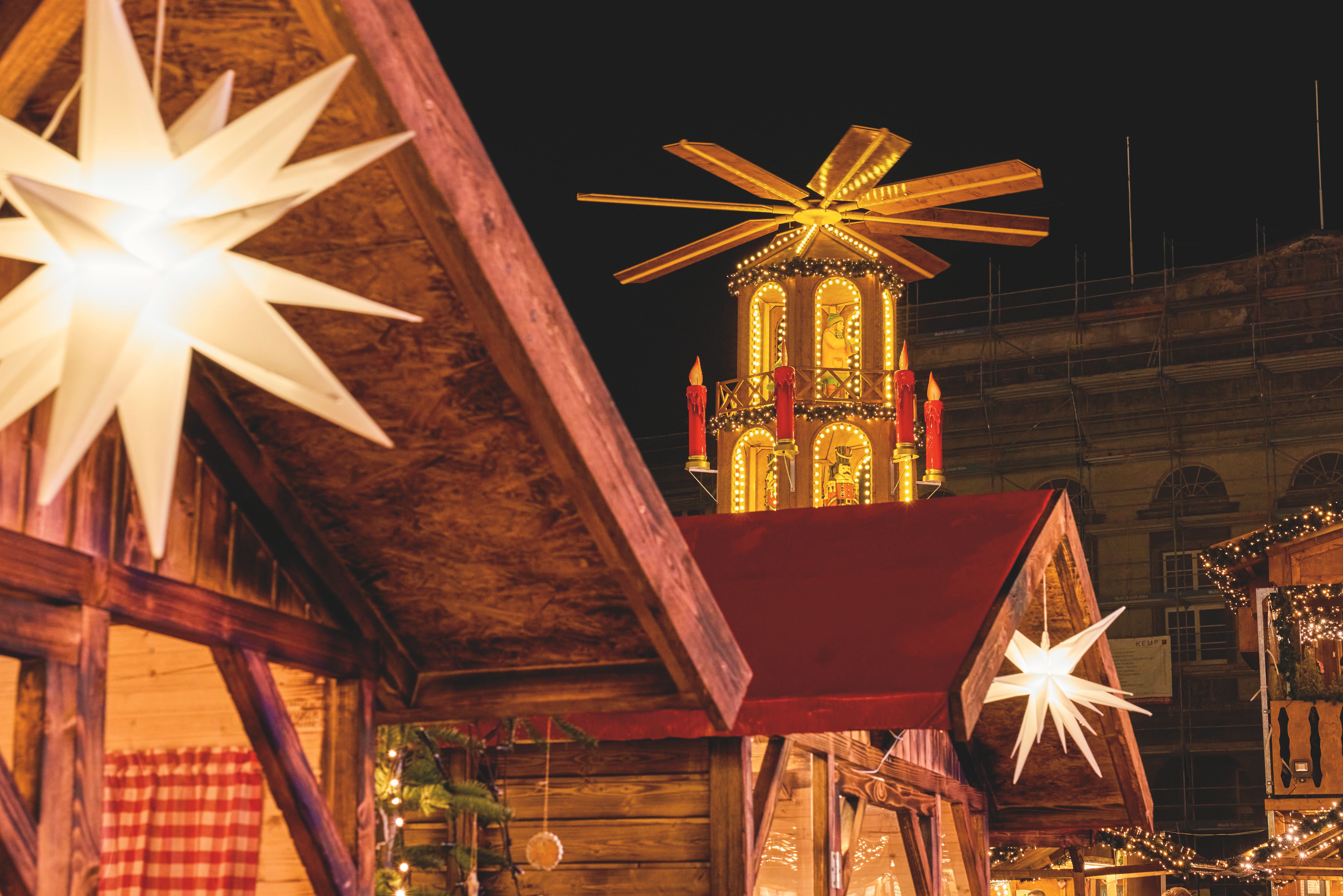 De kerstmarkt van Witten verlicht ’s nachts