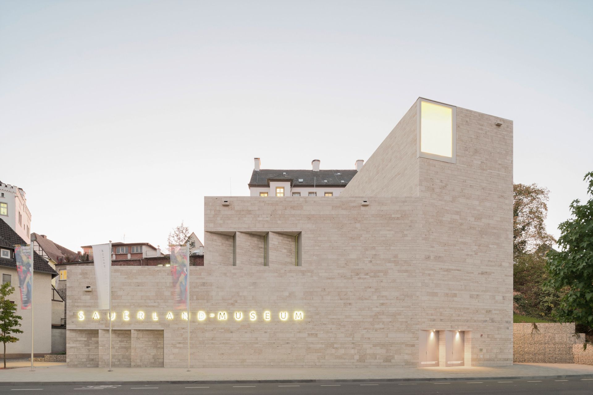 De museumuitbreiding biedt sinds 2019 ruimte voor speciale tentoonstellingen. Drie kubusvormige verdiepingen zijn sierlijk ingebed in het prachtige Arnsberger landschap aan de rand van de helling tegenover de Ruhrstraße.