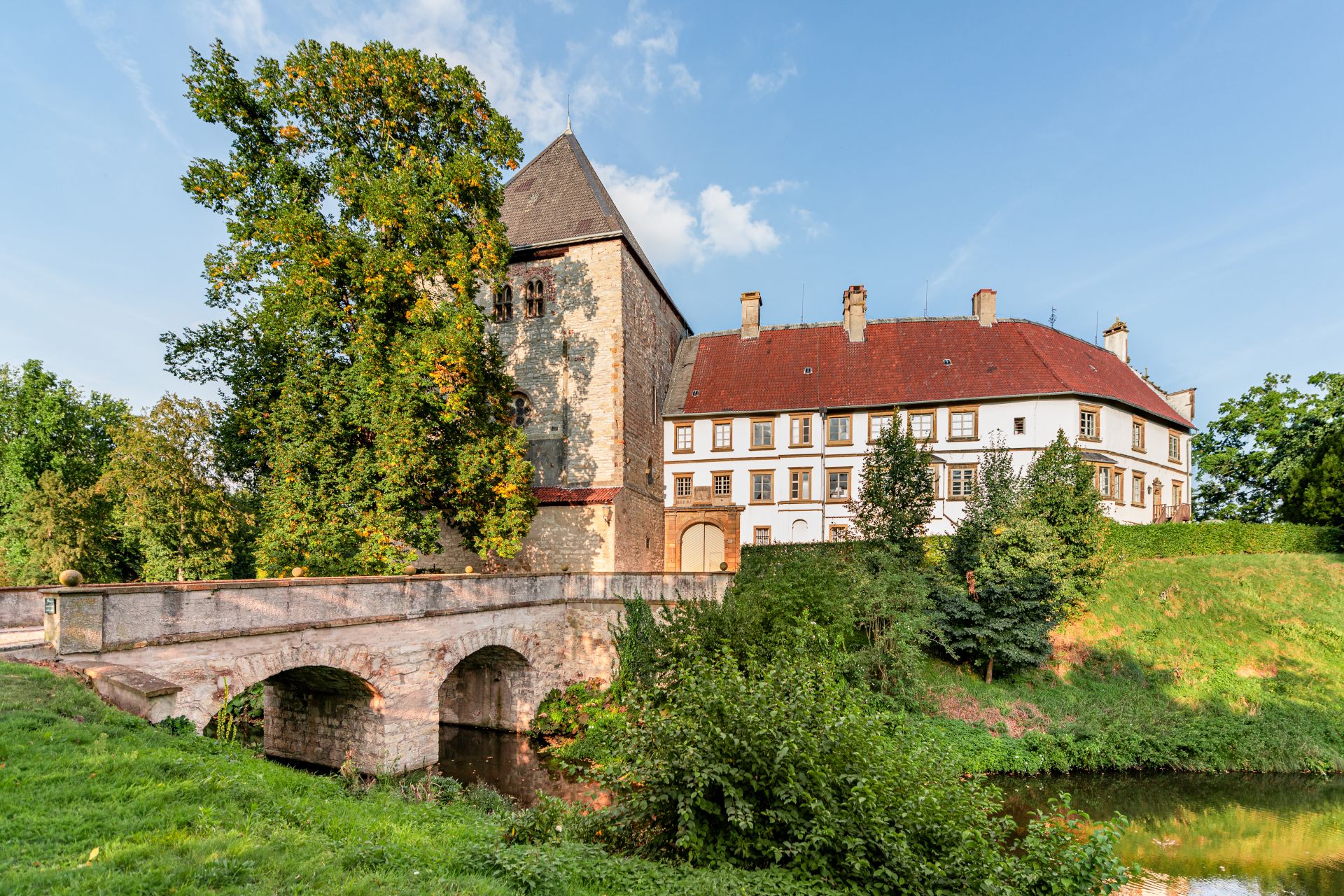 Kasteel Rheda is de residentie van de prins van Bentheim-Tecklenburg. Het is een van de grootste paleiscomplexen in Westfalen.