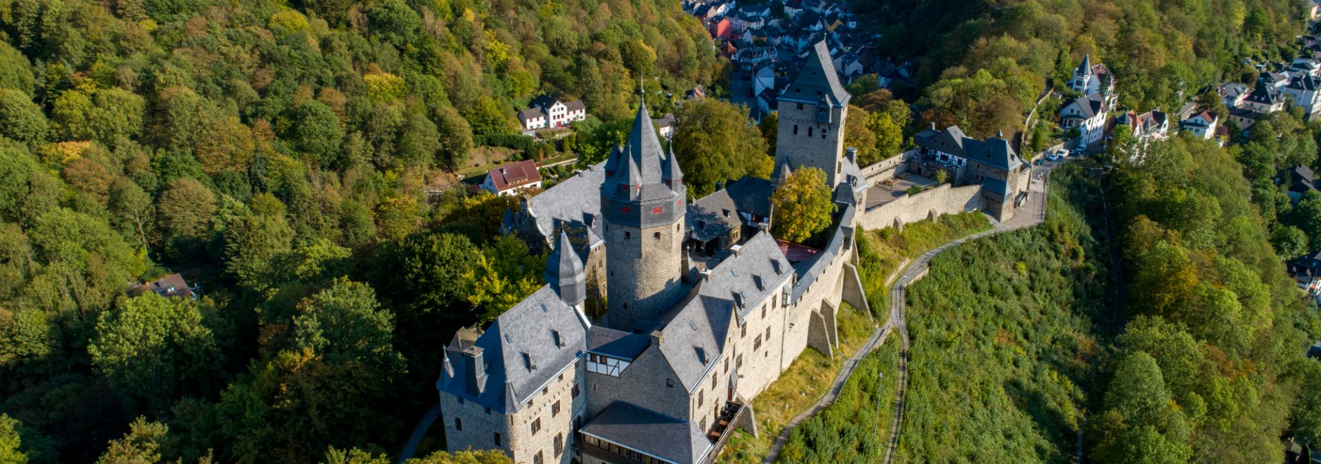Vogelvlucht van kasteel Altena in de regio Sauerland