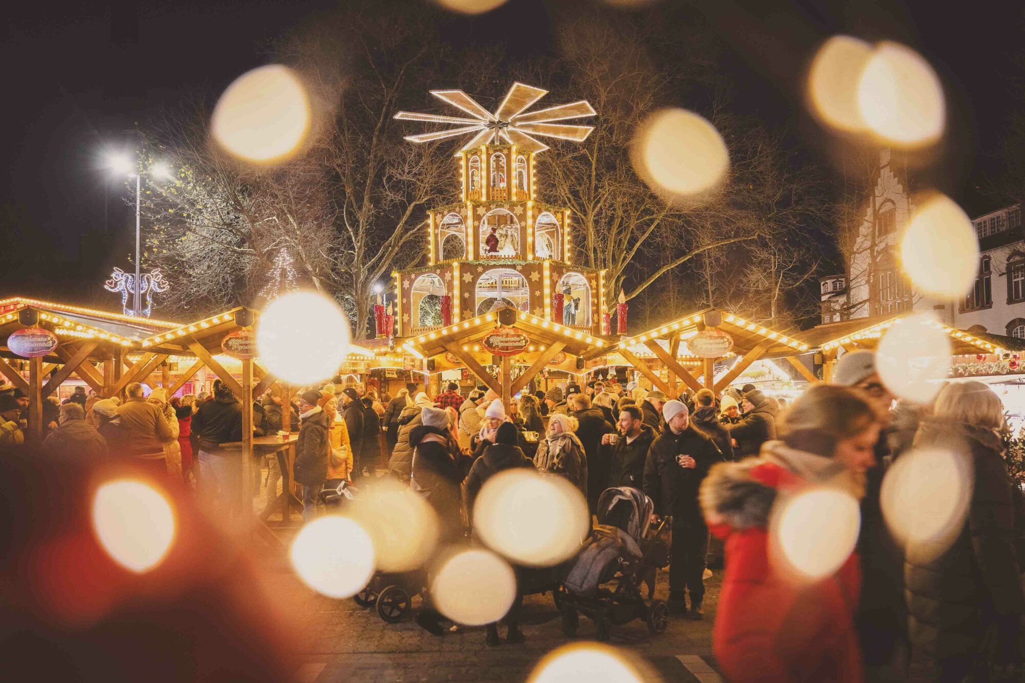 Feestelijke lichtjes brengen een contemplatieve sfeer op de hele kerstmarkt van Moers.