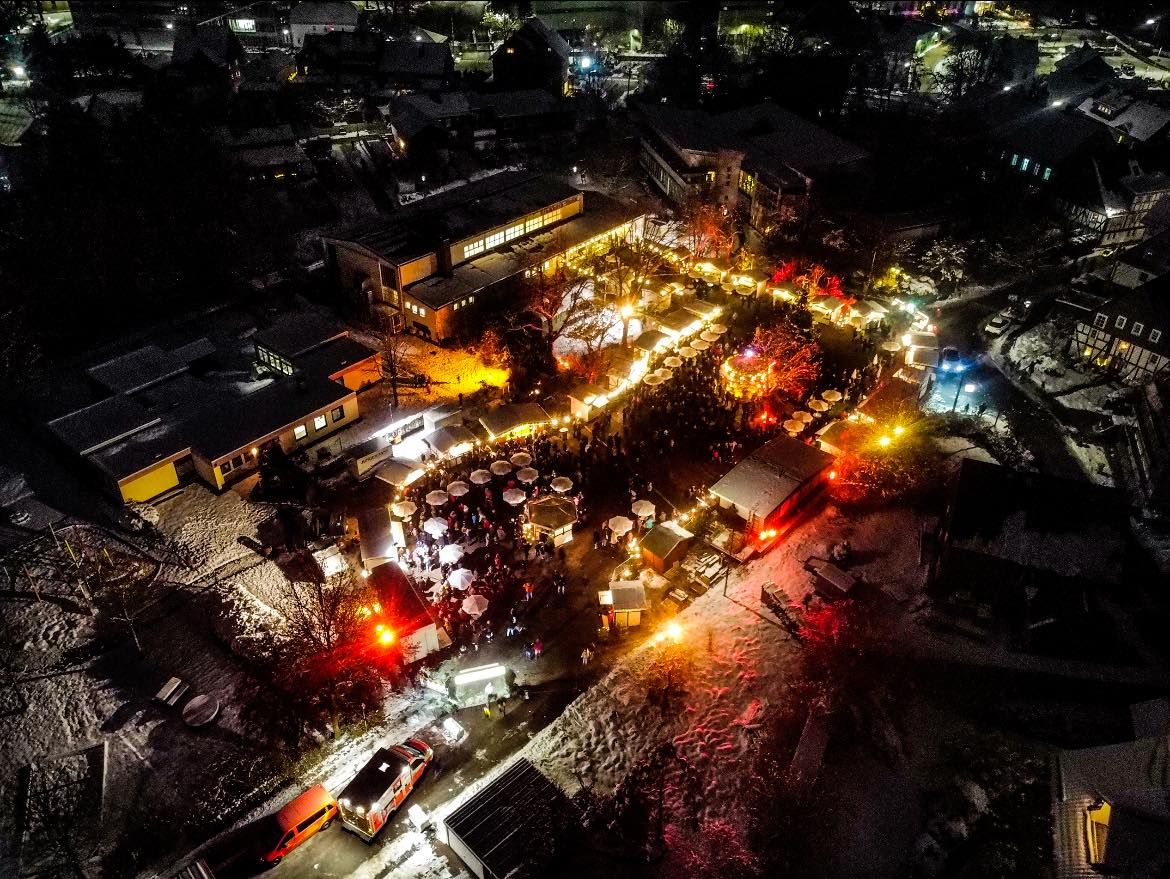 De verlichte Krombacher kerstmarkt vanuit vogelperspectief