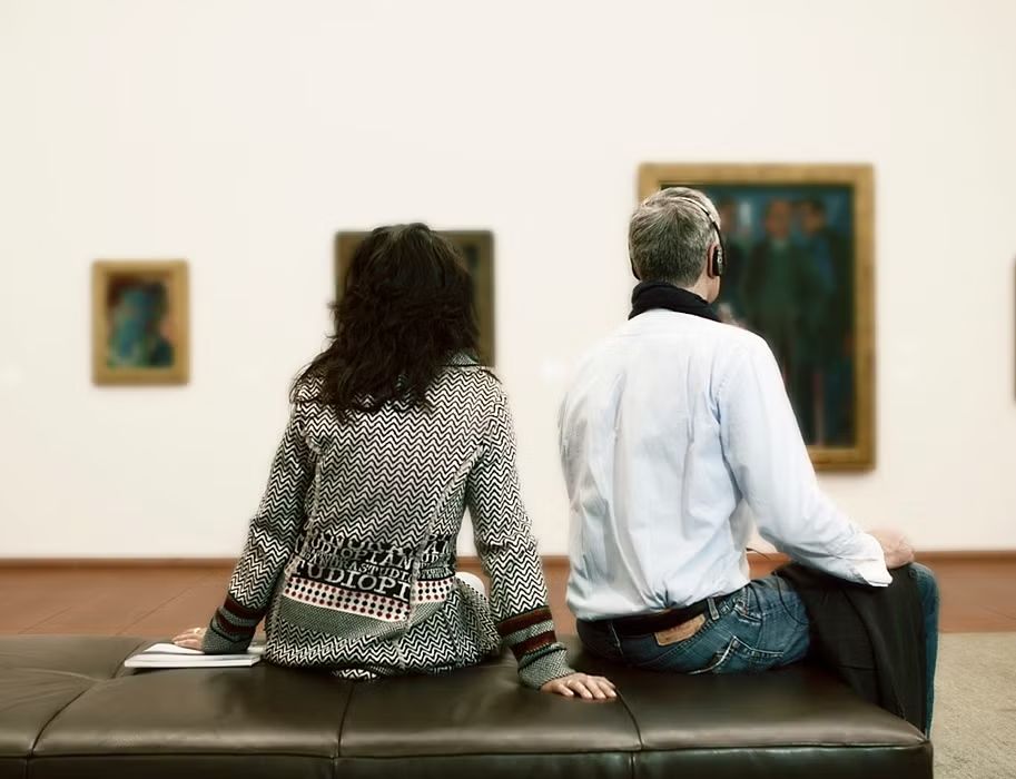 museum-ludwig-in-koeln_zwei-personen-auf-der-bank-copyright-koelntourismus-gmbh-andreas-moeltgen