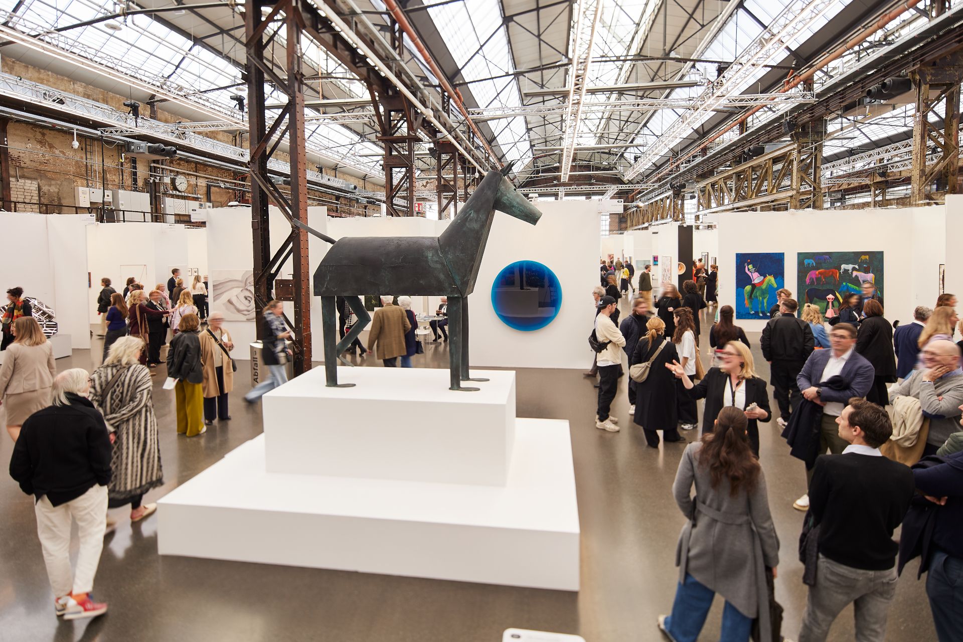 Bijzondere tentoonstellingsstukken zoals dit paardenbeeld krijgen op de Art Düsseldorf een speciale presentatieruimte
