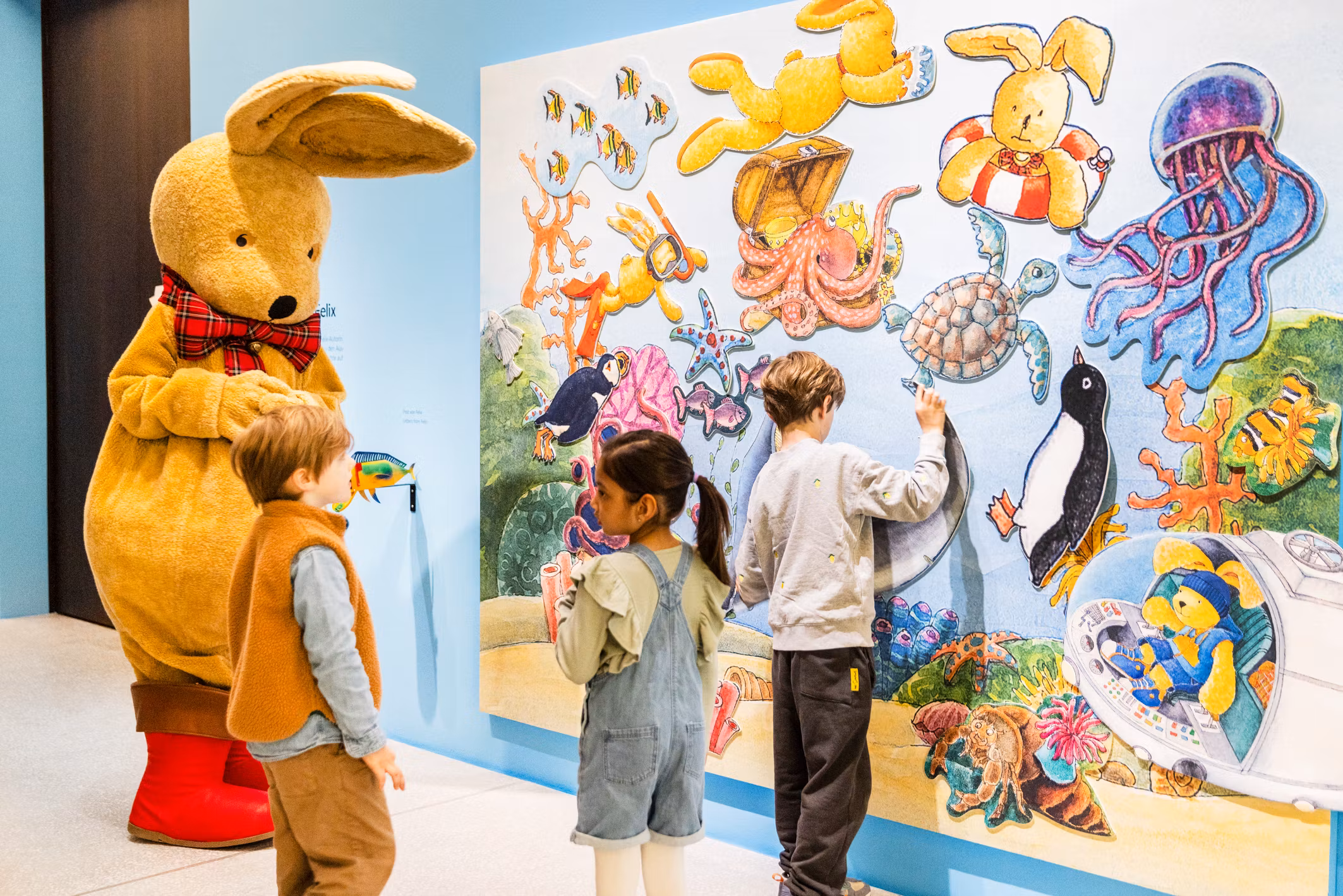 Felix en kinderen in de tentoonstelling