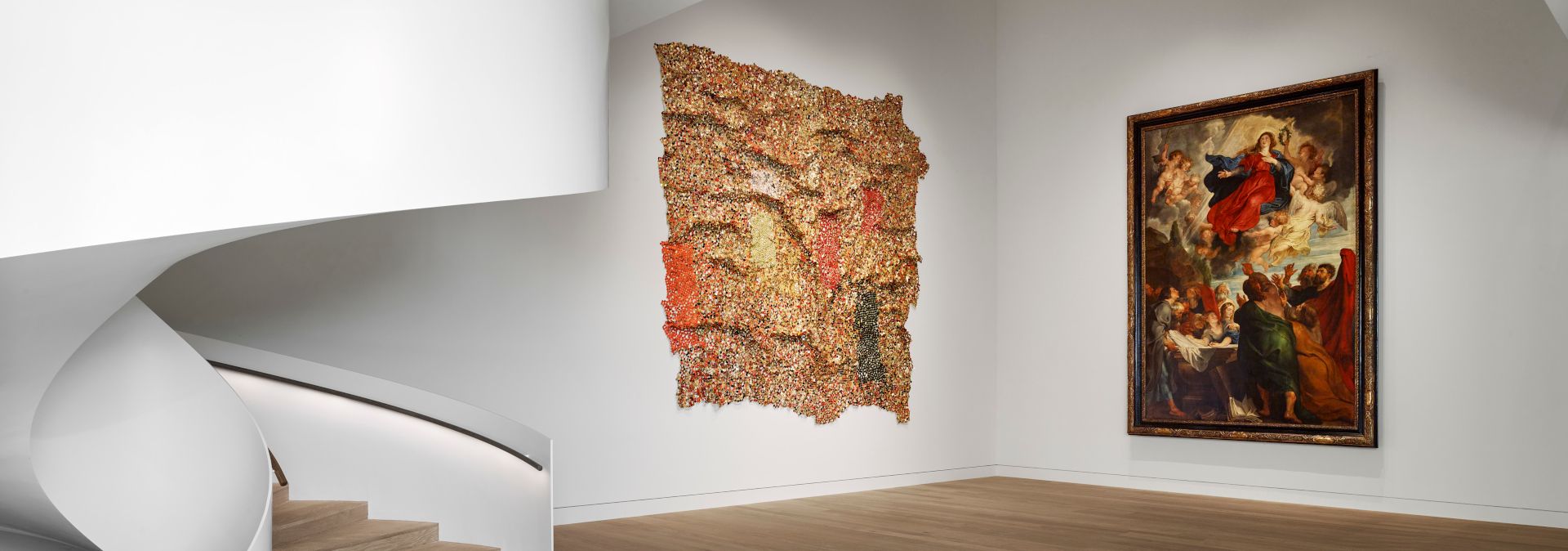 De Maria Hemelvaart van Peter Paul Rubens hangt direct naast het werk Earthcloth van de Ghanese beeldhouwer El Anatsui.