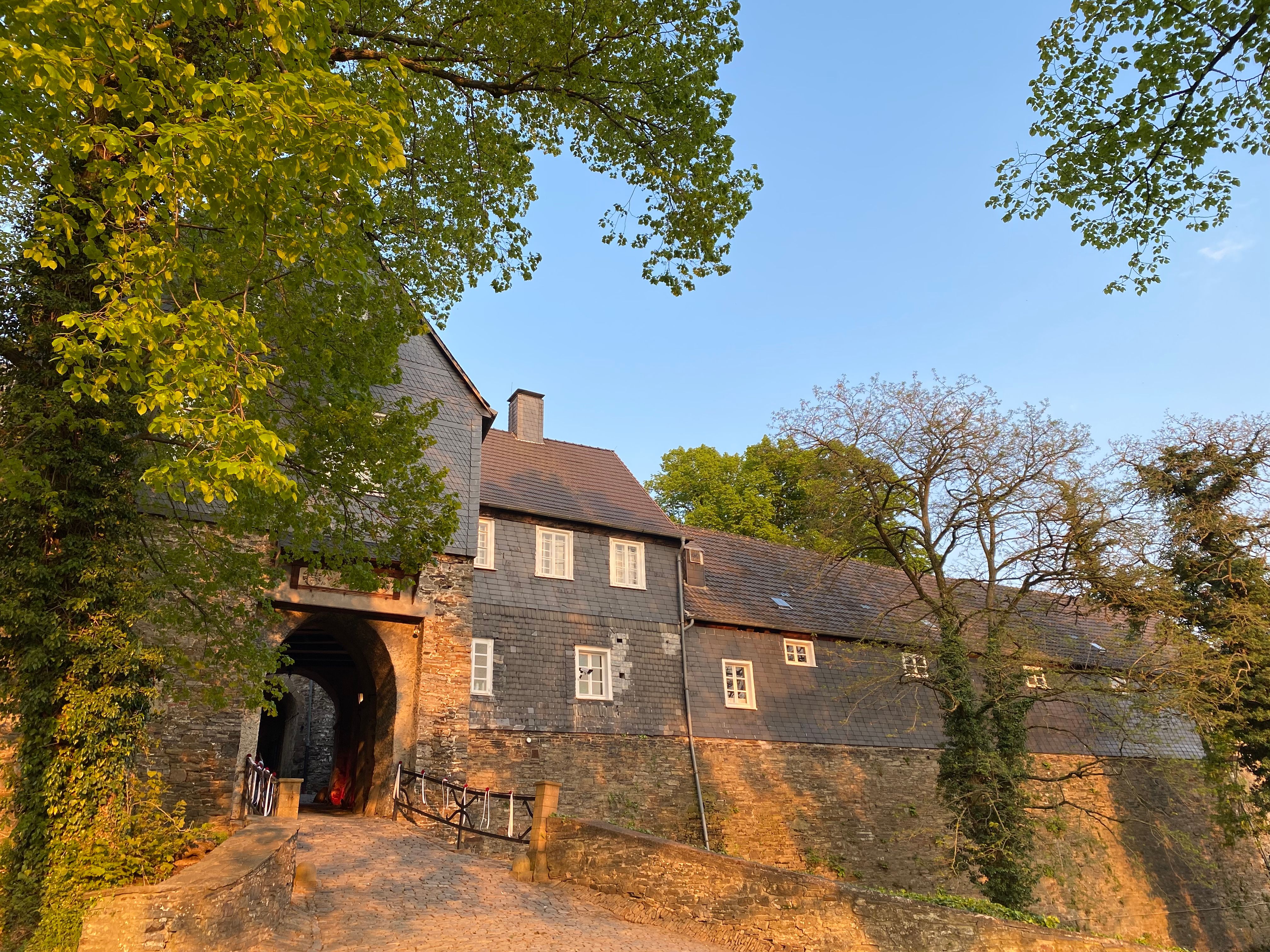 Voorsprong van kasteel Hohenlimburg met toegangspoort