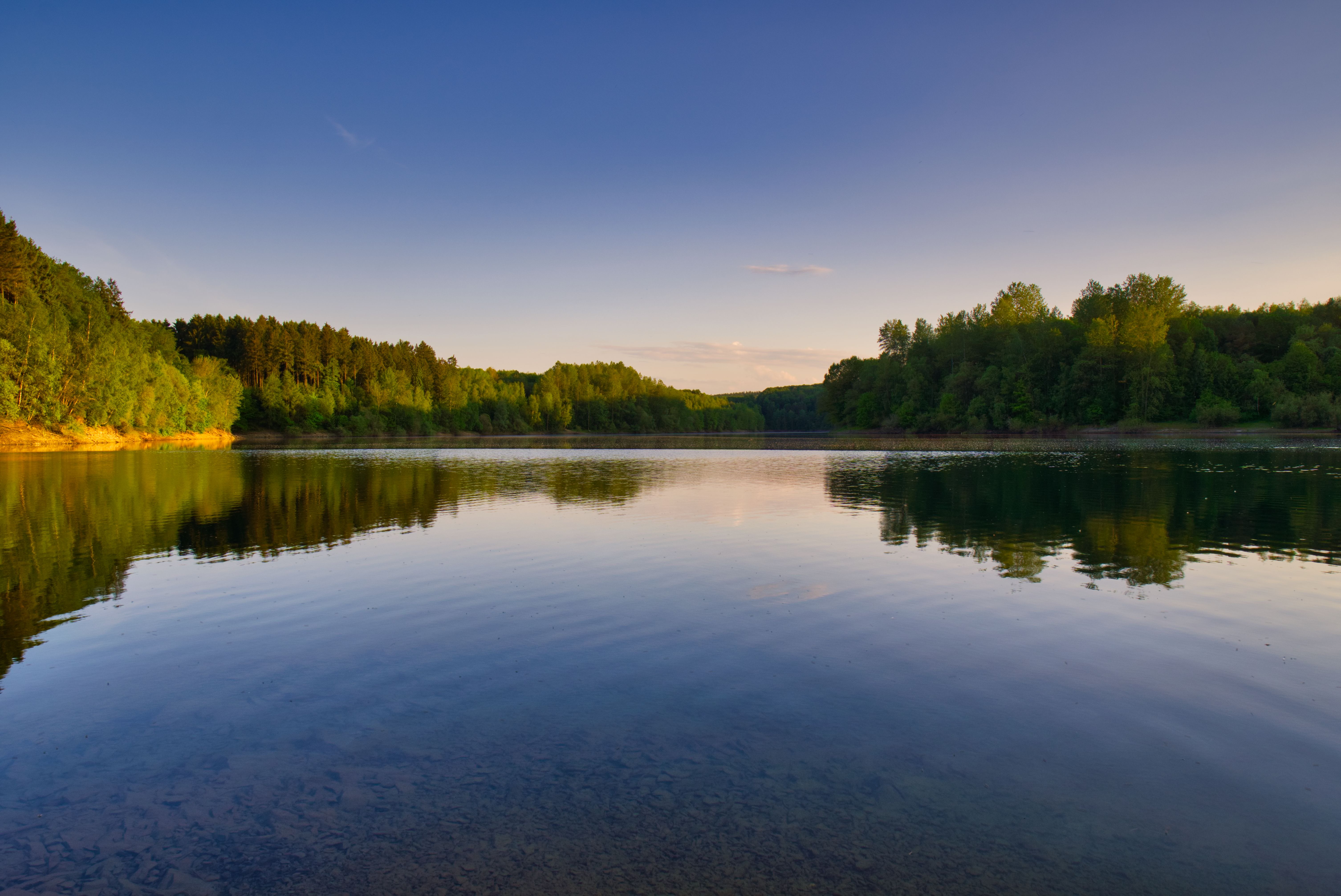 Uitzicht op de Wuppertaler stuwdam bij zonsondergang in het Bergisches Land