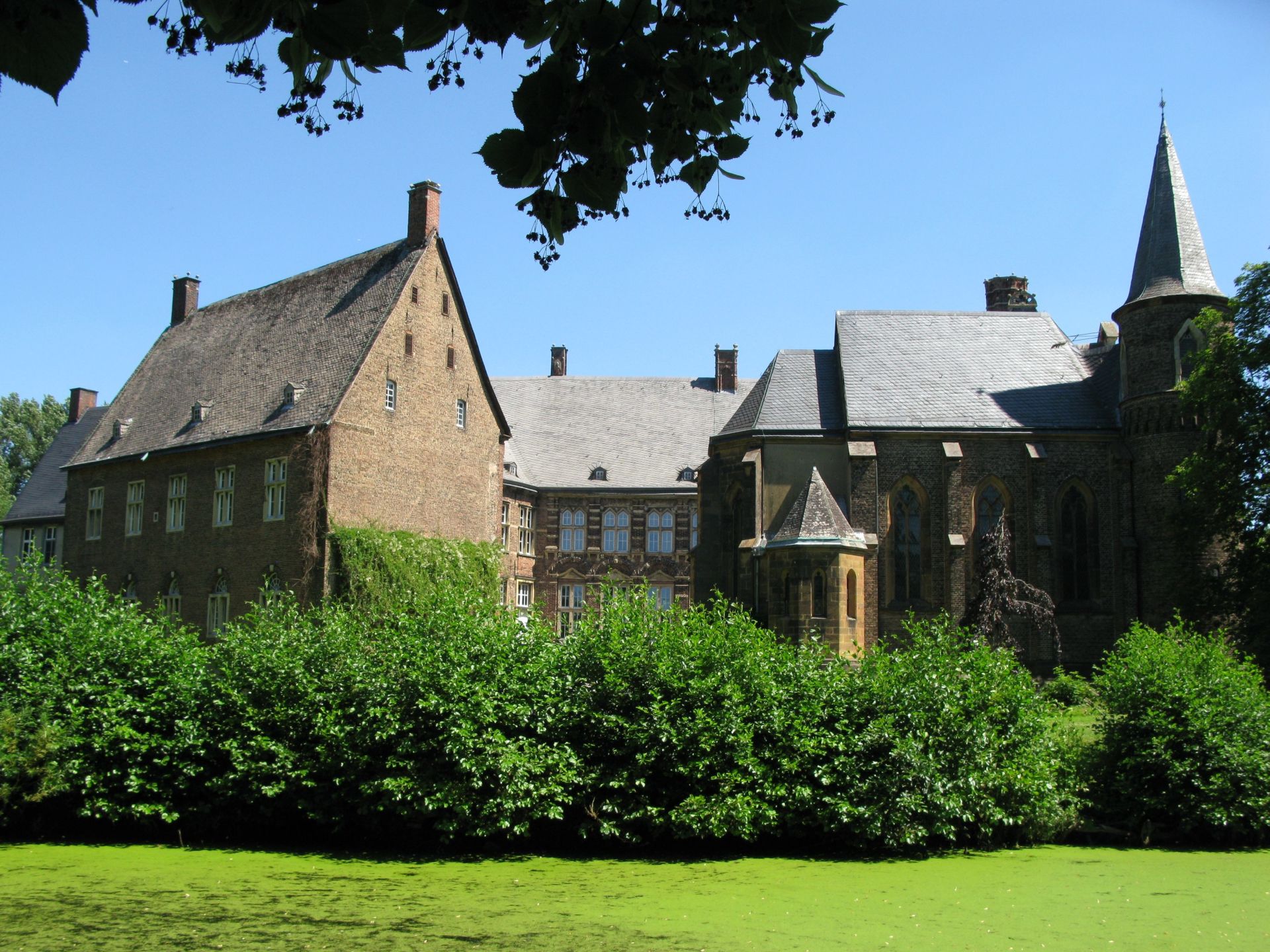De gebouwen van de drievleugelige buitenburcht met het poortgebouw dateren uit het midden van de 19e eeuw.