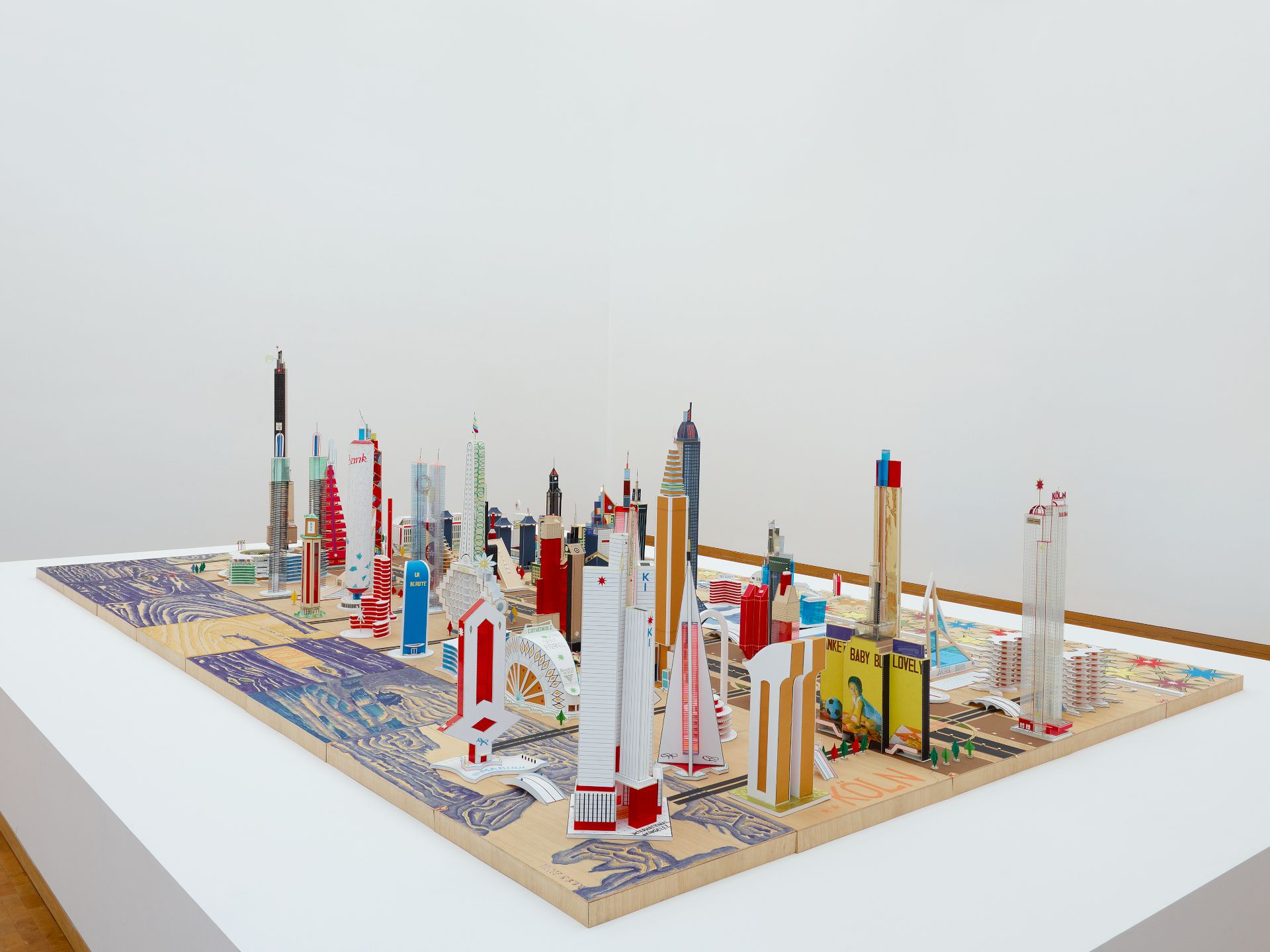 Bodys van Isek Kingelez, Keulen 2001, installatie
