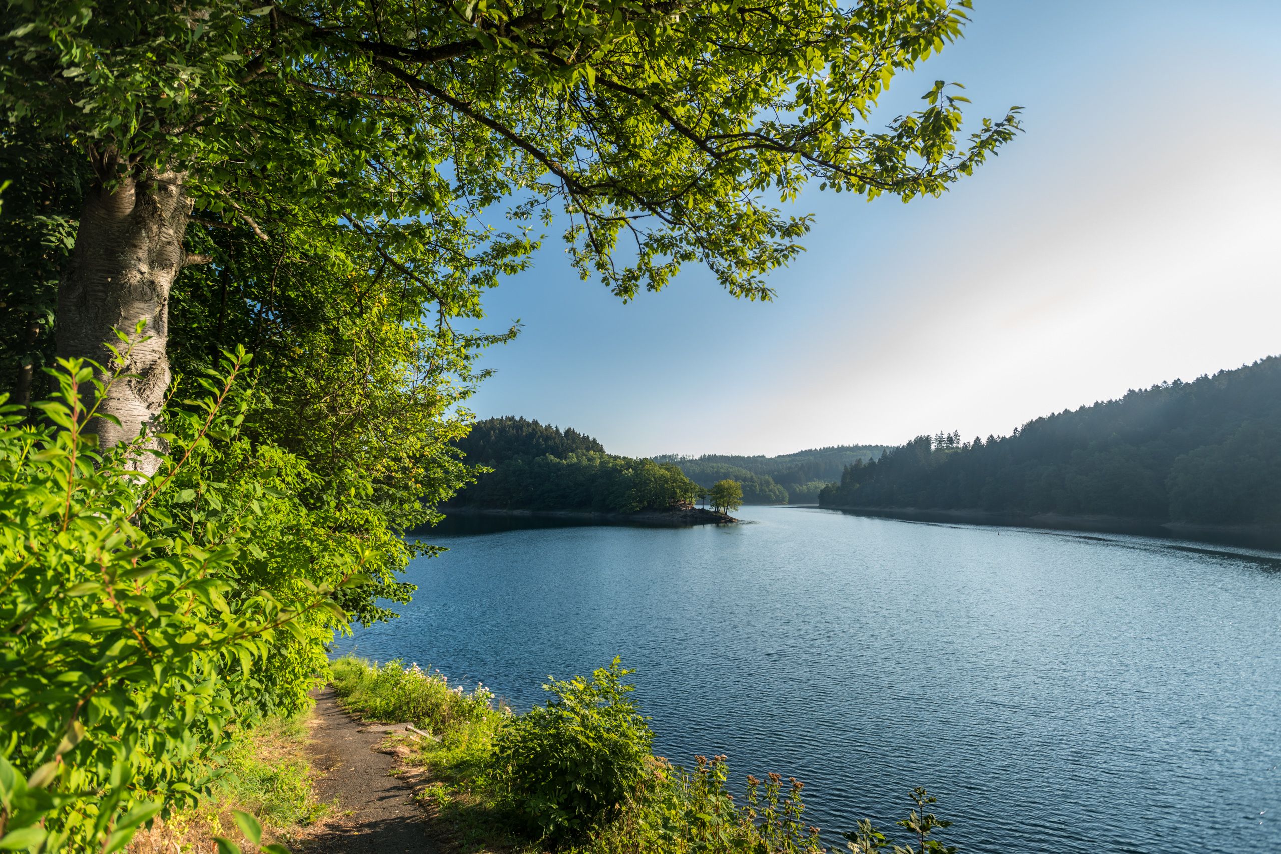 Een idyllisch wandelpad langs het Aggertalsperre.