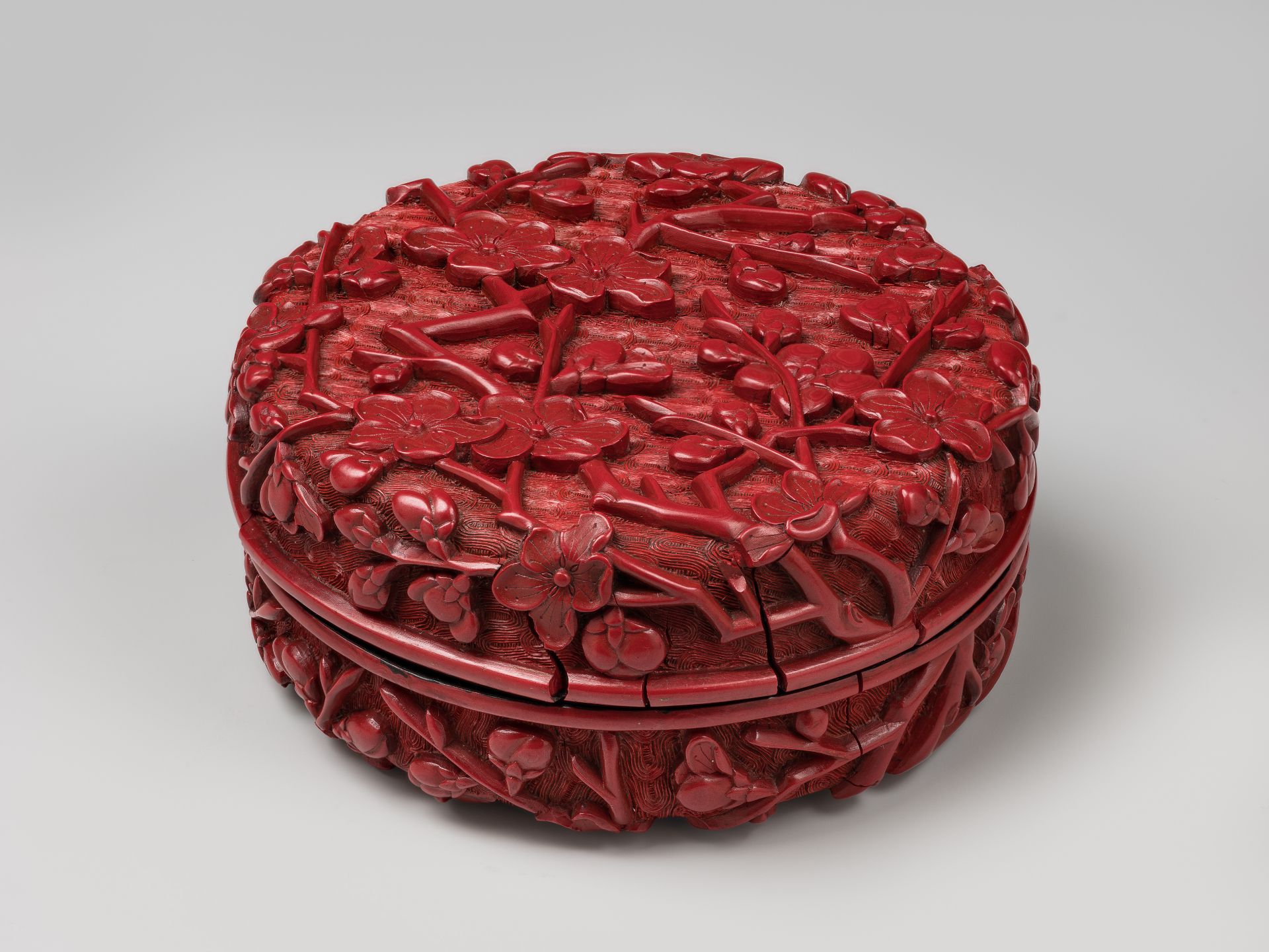 Doos met deksel en pruimenbloesems, D 8,7 cm, Yuan-dynastie (1279-1368)