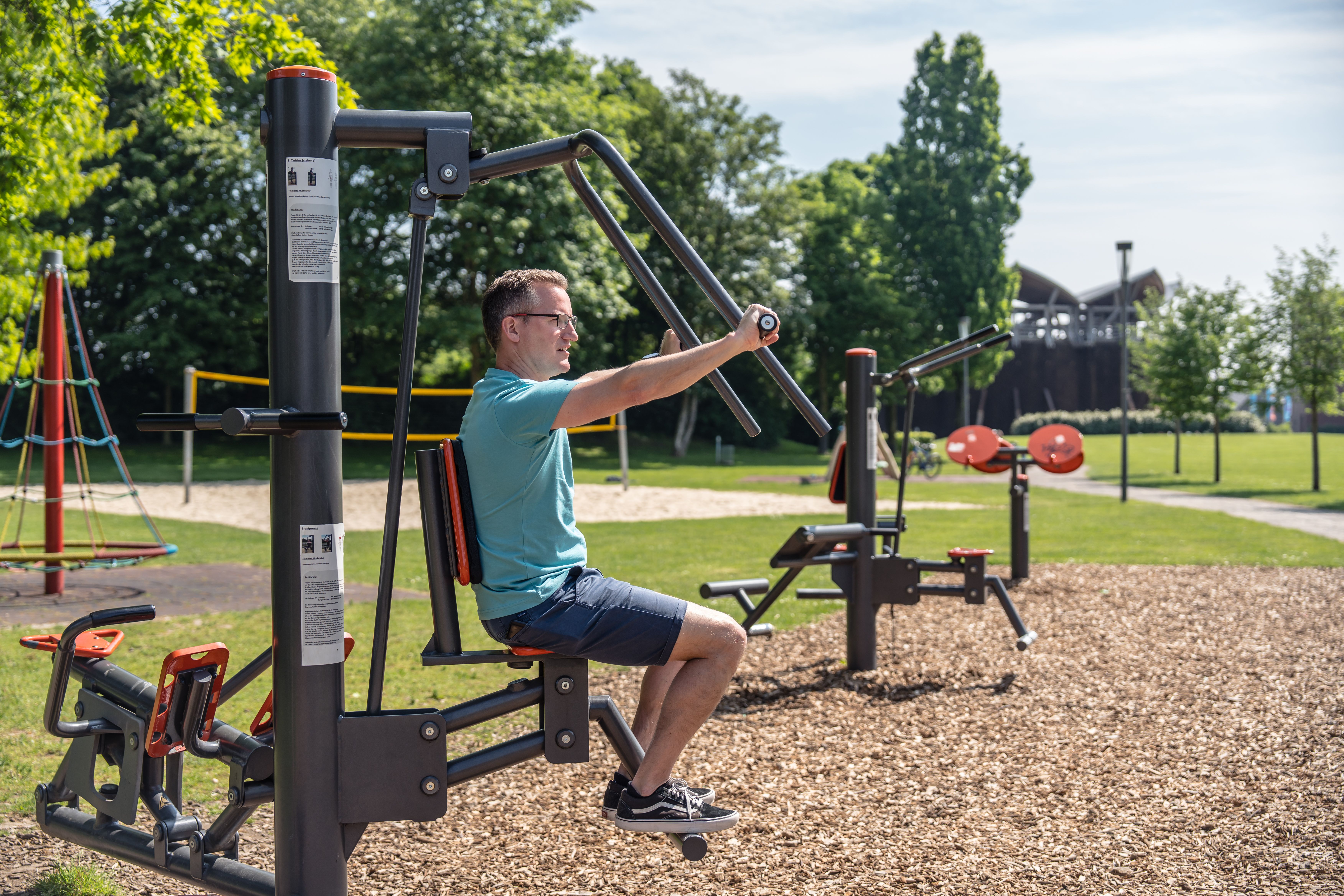Fitnessapparatuur in de pekeltuin