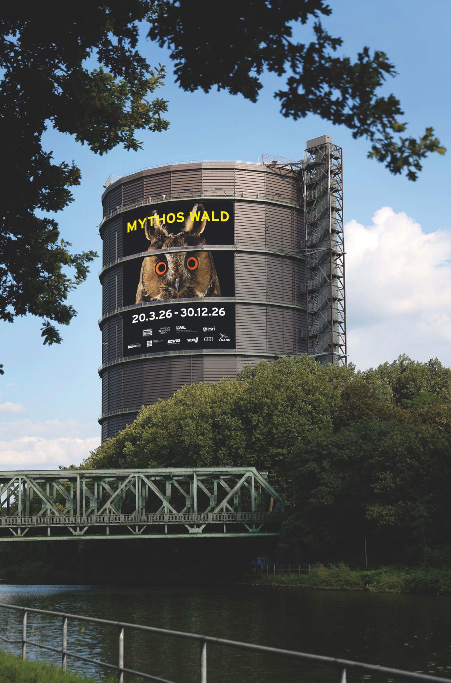 Gasometer met megaposter voor de tentoonstelling Mythos Wald
