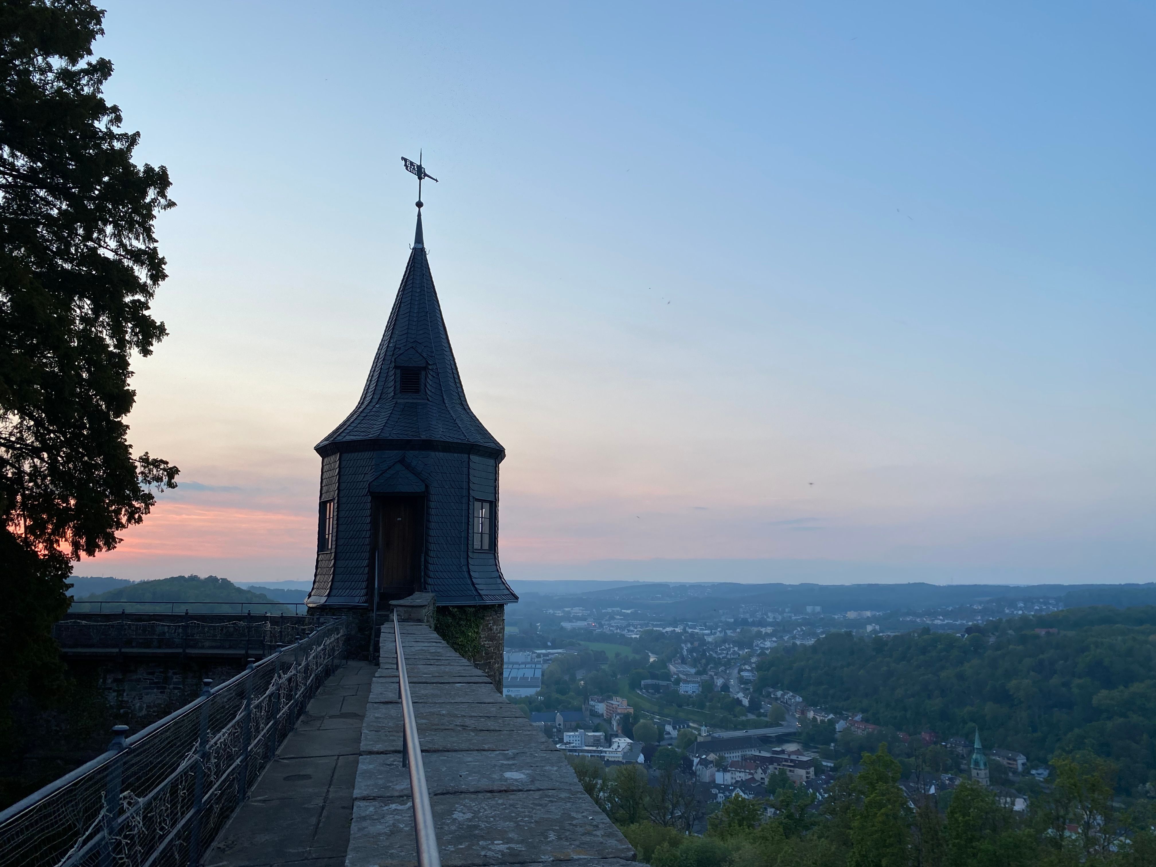 Uitzicht op kasteel Hohenlimbug vanaf de kantelen