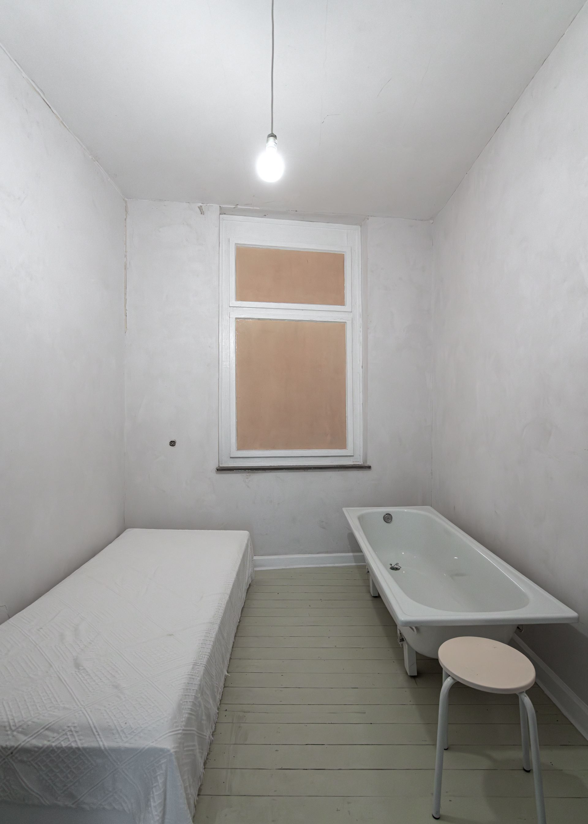 De reconstructie van de sobere „gastenkamer” uit het Haus u r maakte onder andere deel uit van het bekroonde project „Toten Haus u r” op de Biënnale van Venetië