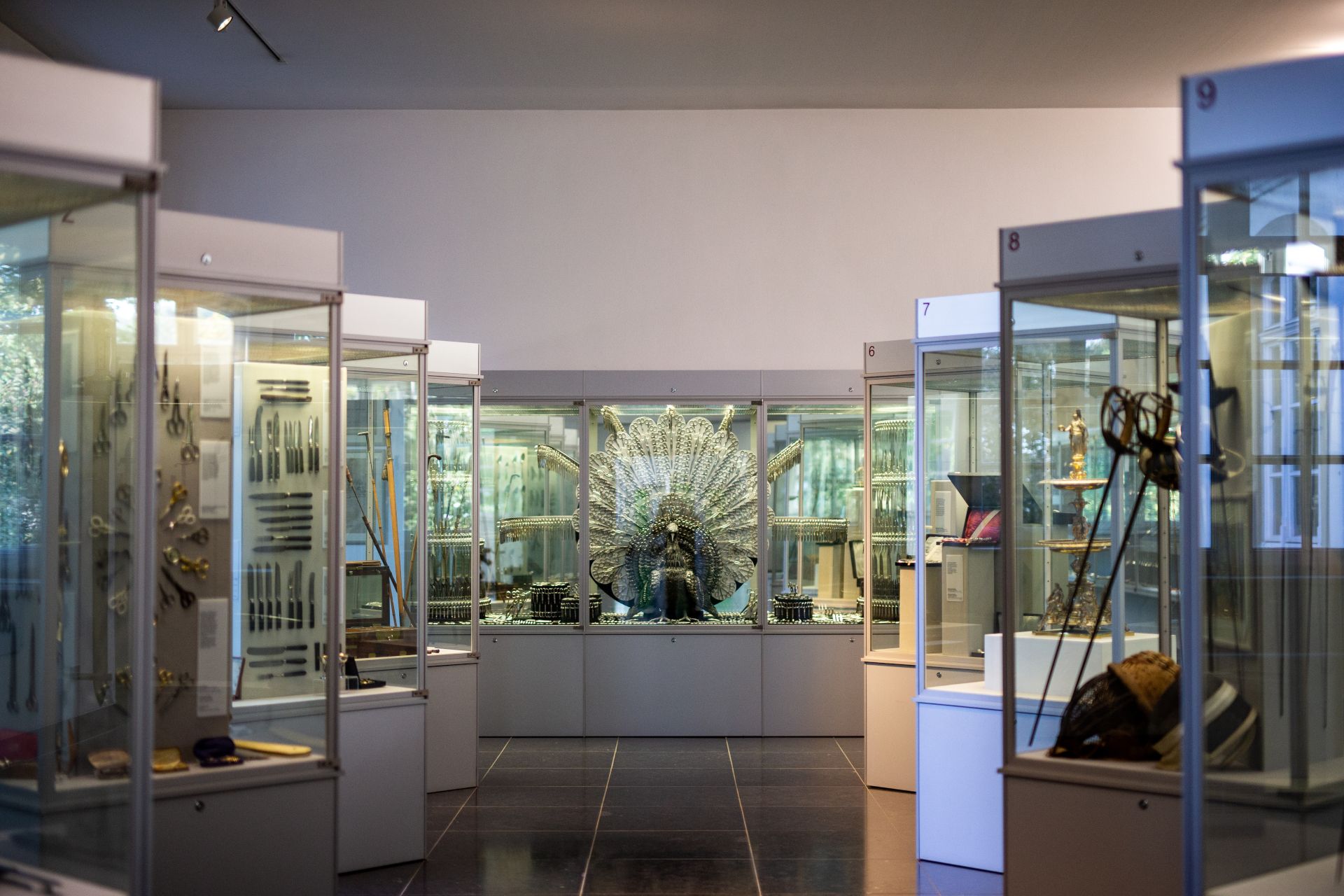 De pauw van scharen is een heel bijzondere tentoonstelling in het Duitse Blade Museum Solingen