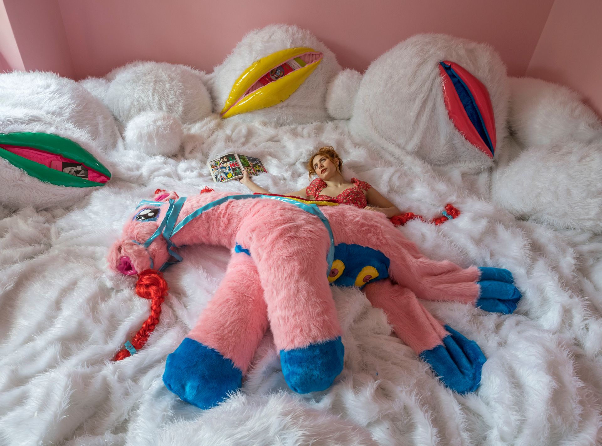 Antigoni Tsagkaropoulou, Fluffy Library, 2018, installatie, gemengde techniek