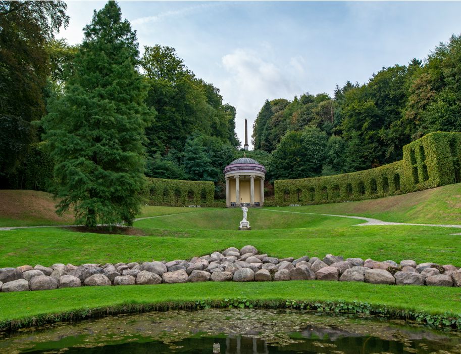 Een standbeeld van Pallas Athena en de Tempel van Ceres staan in de baroktuin van het Museum Kurhaus Kleve