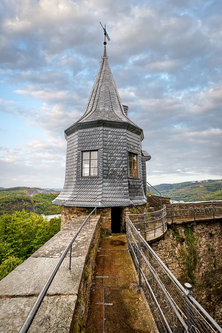 De kantelen van kasteel Hohenlimburg bieden een onvoorstelbaar uitzicht op Hagen