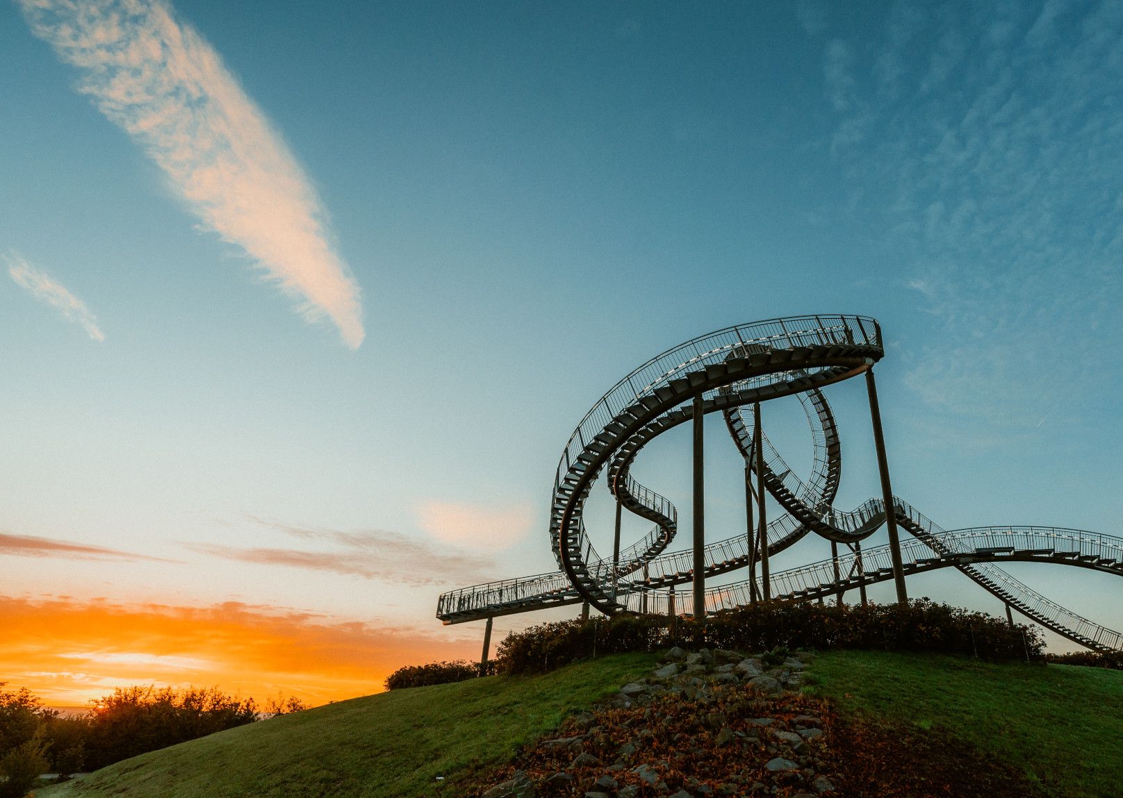 Tiger & Turtle, Duisburg kikkerperspectief