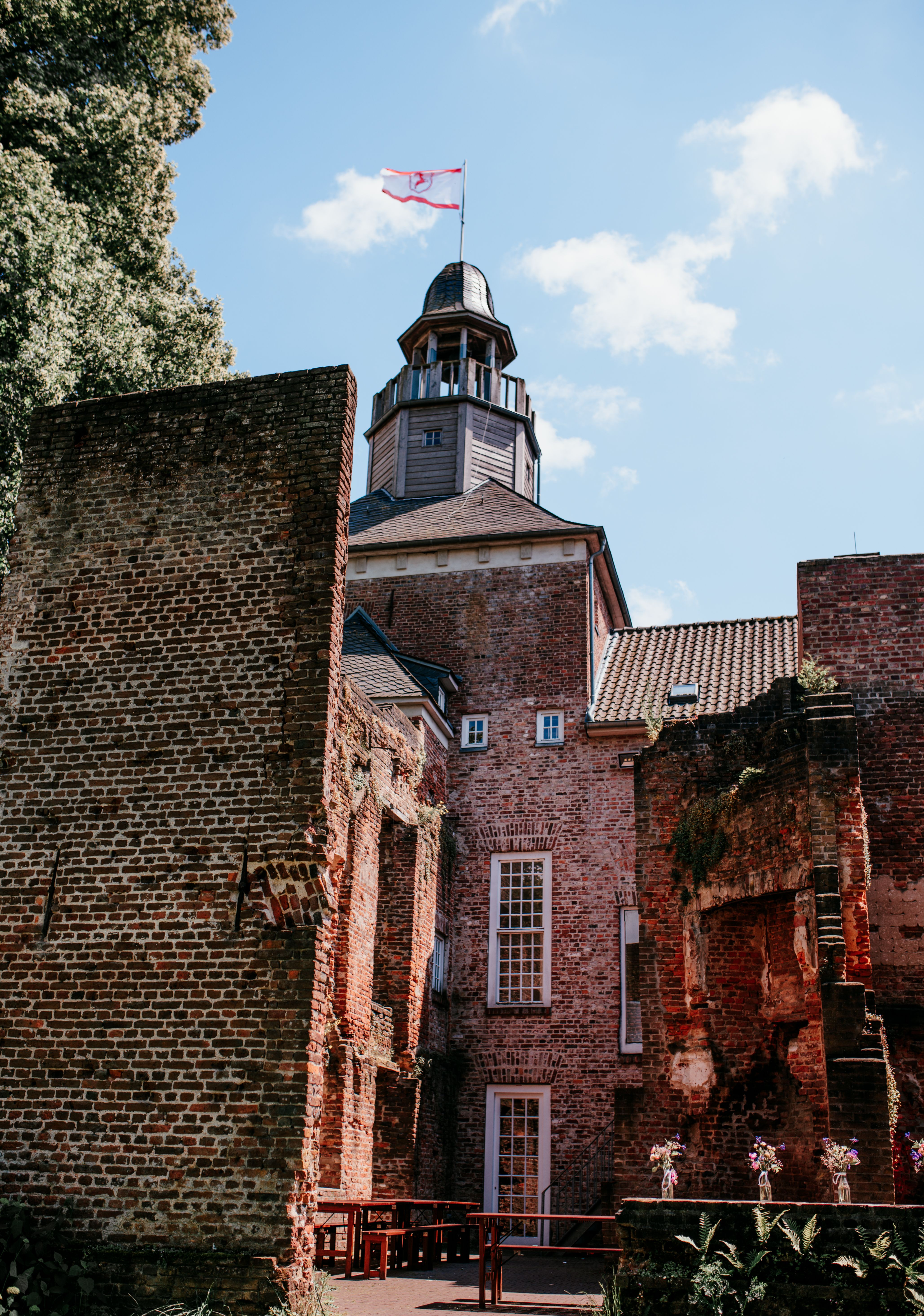 Tot het terrein van kasteel Hertefeld behoren de kasteelruïnes, de Rentei, het Wächterhaus, de Hertefeldhof en het eigen dierenverblijf van het kasteel
