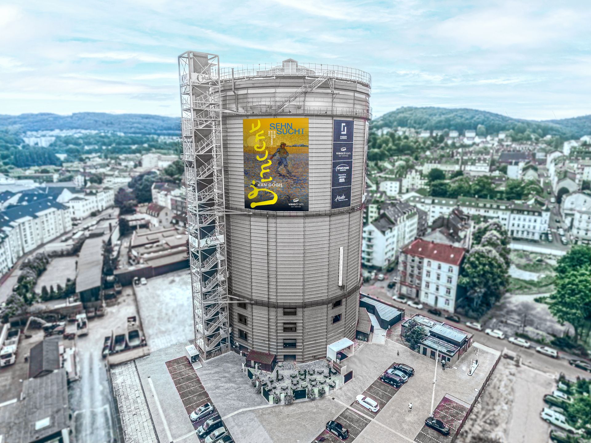 De Gaskessel Wuppertal heeft het grootste 360-graden scherm van Europa op vijf verdiepingen, een aparte expositieruimte en catering op de begane grond en een fitnessstudio op verschillende tussenverdiepingen.