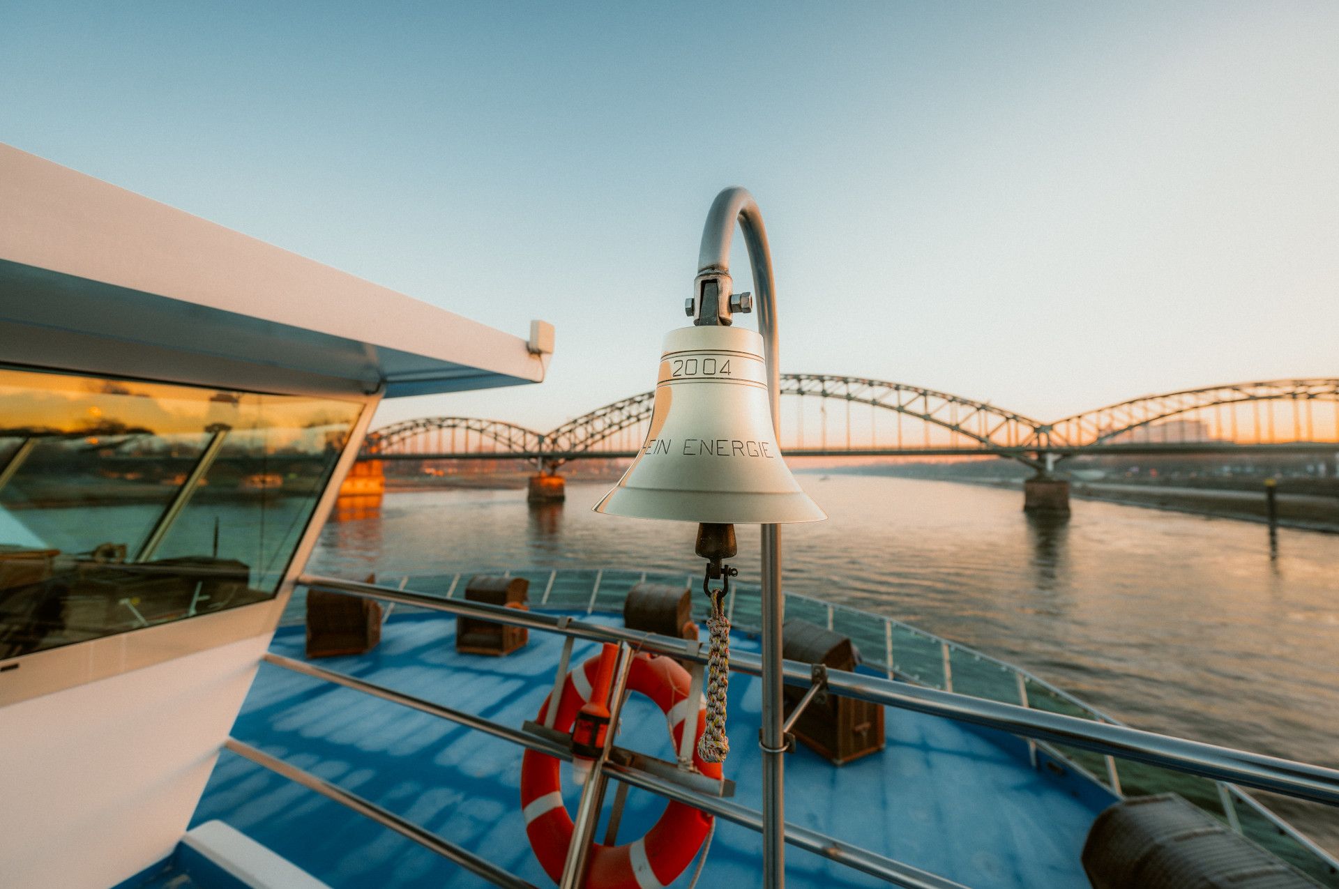 Blick vom Oberdeck bei einer KD Schifffahrt auf dem Rhein in Köln