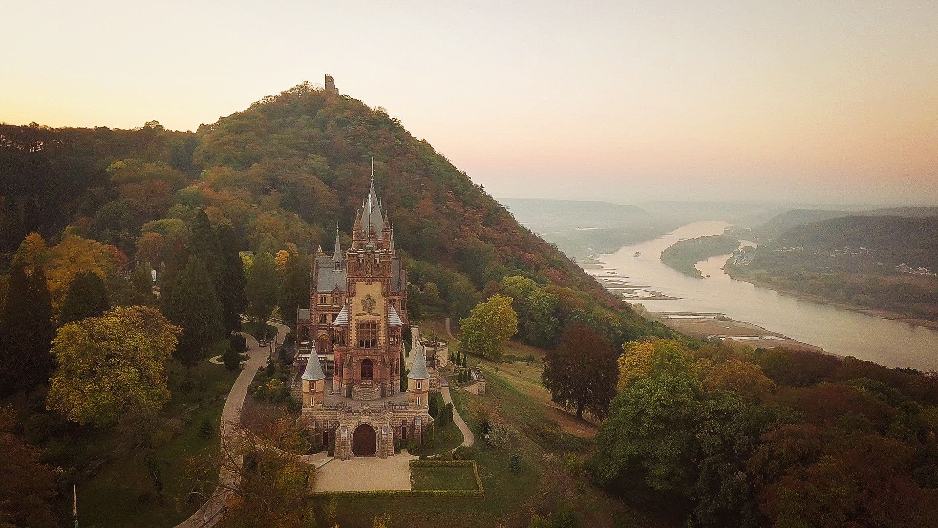 Drone-opname van Kasteel Drachenburg met Drachenfels en de Rijn op de achtergrond