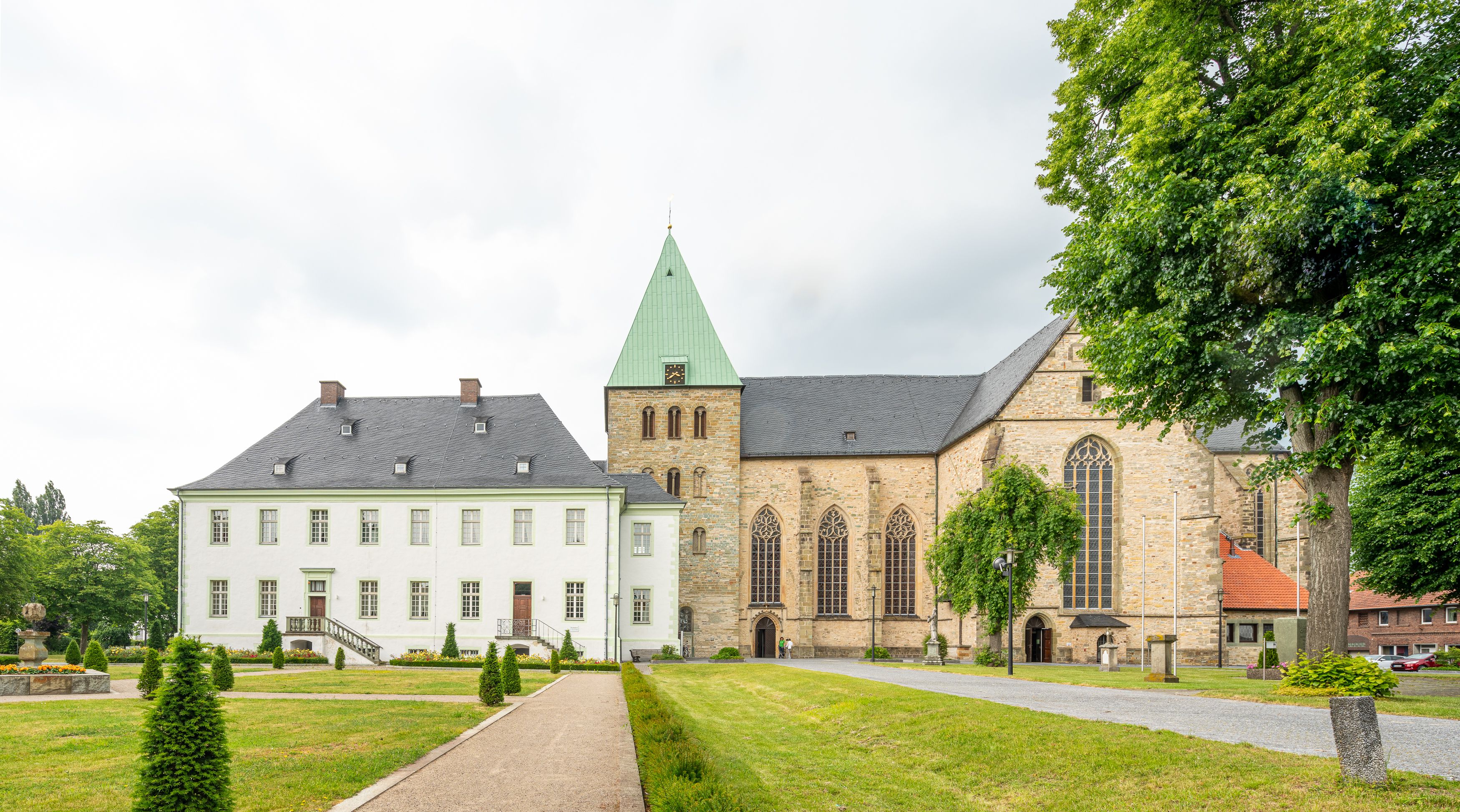De 15e-eeuwse abdijkerk van Ss. Cosmas & Damian zu Liesborn nestelt zich tegen het voormalige kloostergebouw