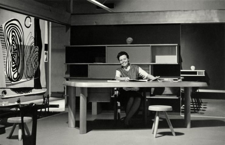 Foto van Charlotte Perriand, tentoonstelling Synthèse des Arts, Japan, 1955 (Links: Le Corbusier, Les "8", 1951)