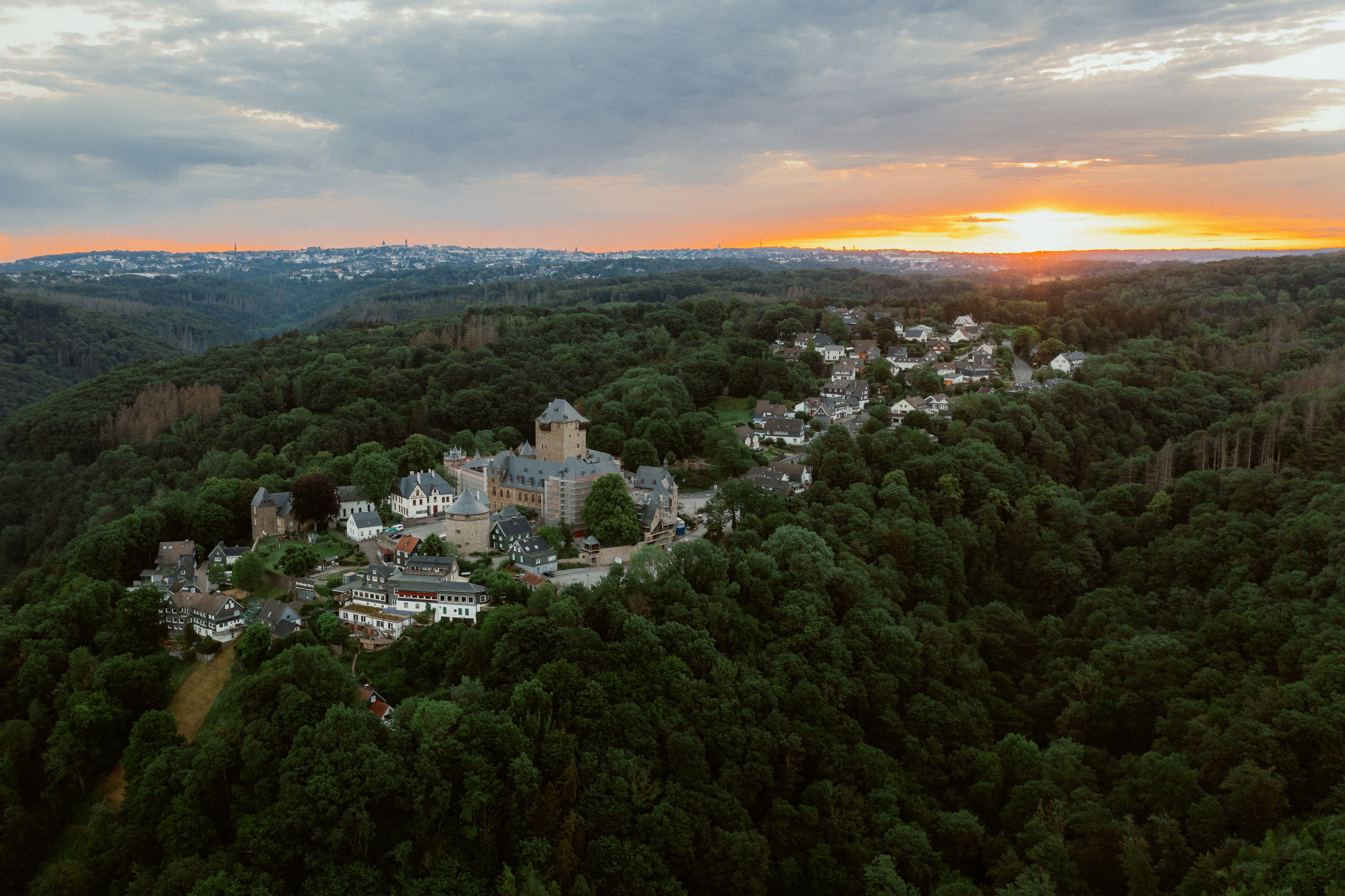 Het landschap van het Bergisches Land is adembenemend. Vanuit de wijk Oberburg hebben gasten het beste uitzicht op de omgeving