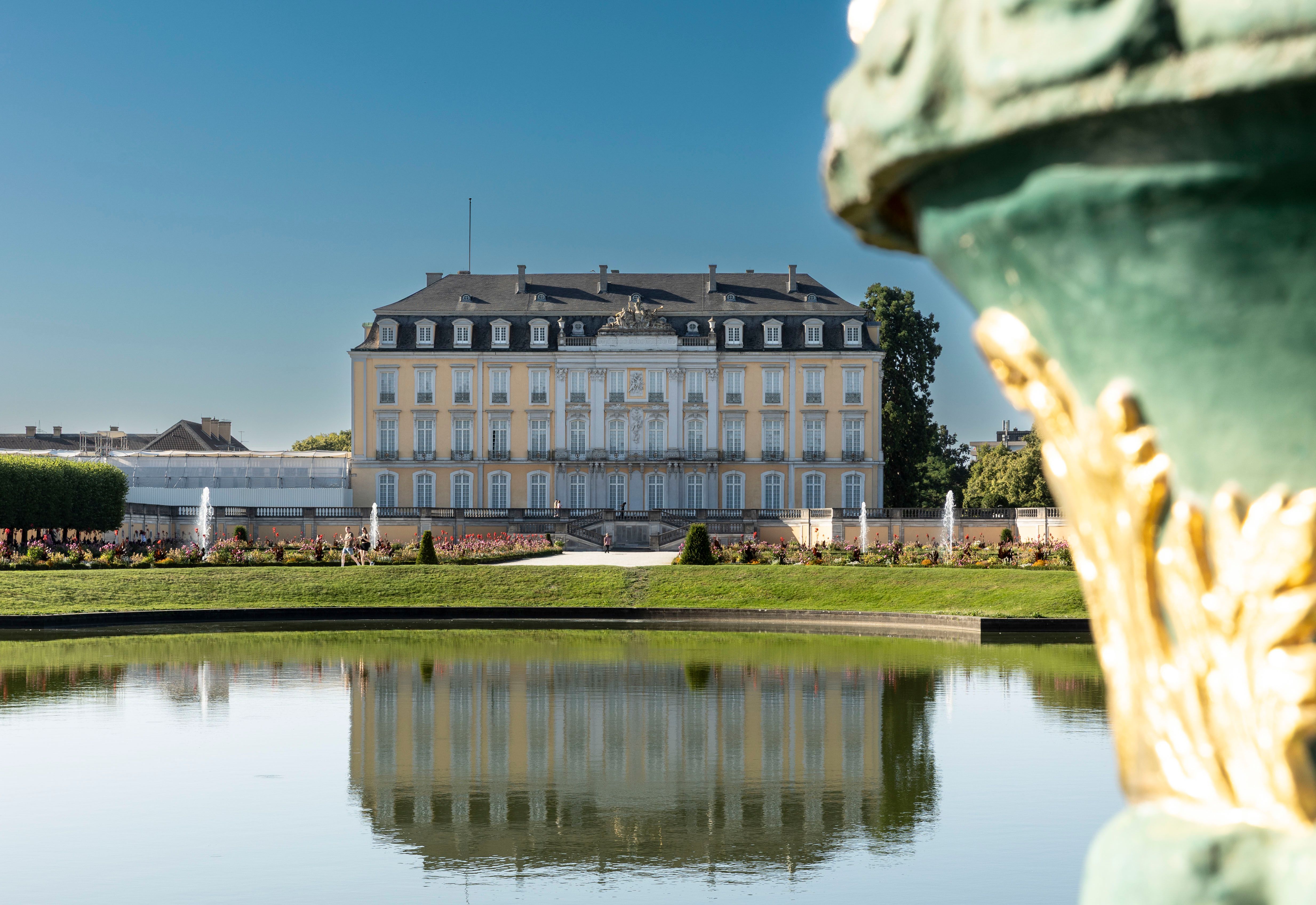 In 1725 gaf Clemens August de Westfaalse bouwmeester Johann Conrad Schlaun de opdracht om een zomerresidentie te bouwen op de ruïnes van een middeleeuws kasteel: Kasteel Augustusburg, naar hem vernoemd.
