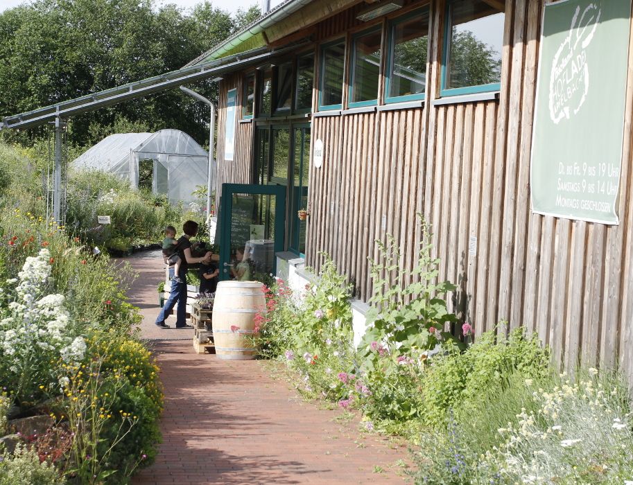 De biologische boerderij Apfelbacher biedt een bezorgservice voor groenteabonnementen, een boerderijwinkel en een grote natuurlijke tuin.