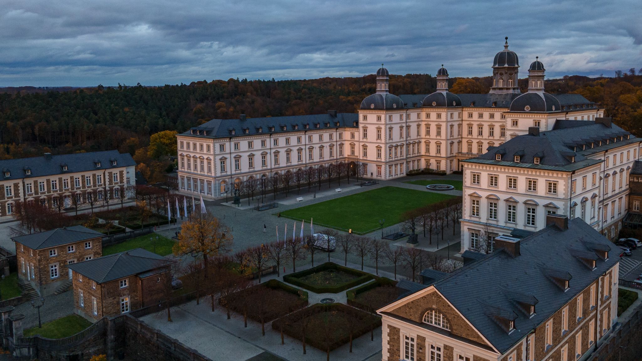 Drone-opname van het Grandhotel Schloss Bensberg in de avondzon
