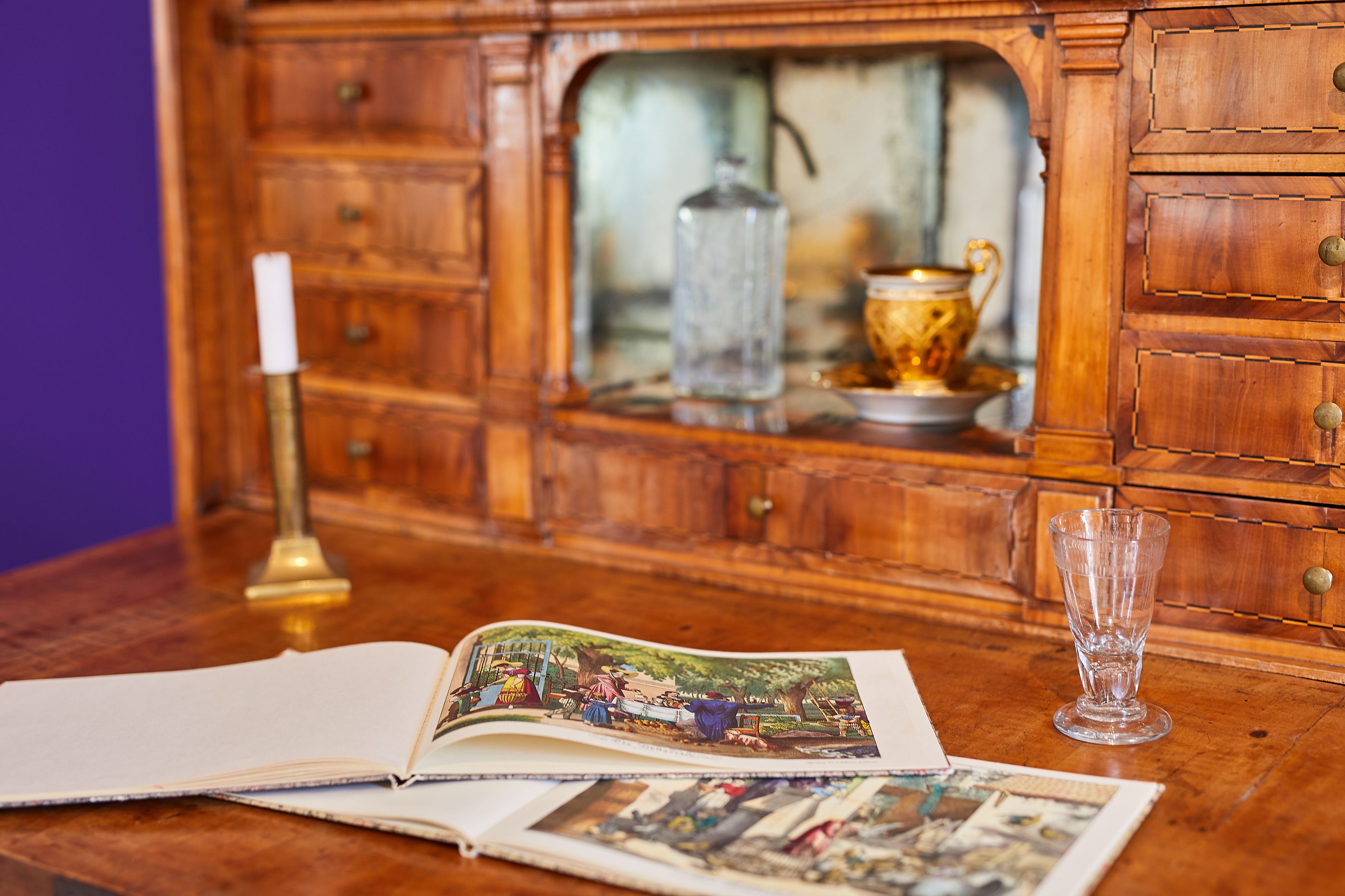 Het tentoonstellingsrepertoire van het Liesborner Abdijmuseum omvat ook antieke meubels en stoffering