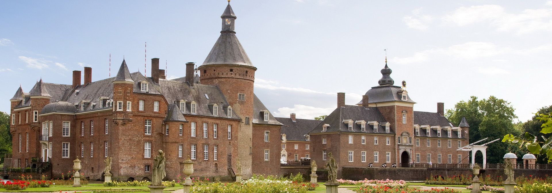 Kasteel Anholt is een van de grootste en mooiste waterburchten in het Münsterland.