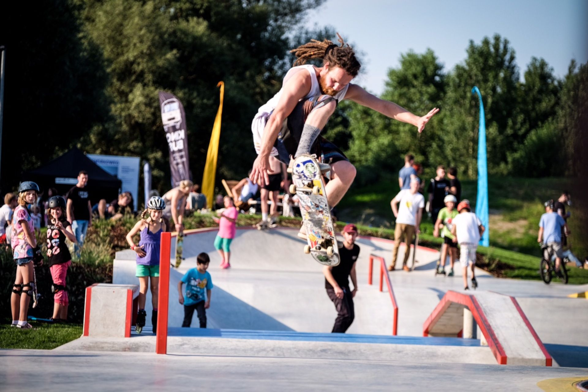 Skaters, inlineskaters en BMX'ers ontmoeten elkaar in het Altes Klärwerk skatepark