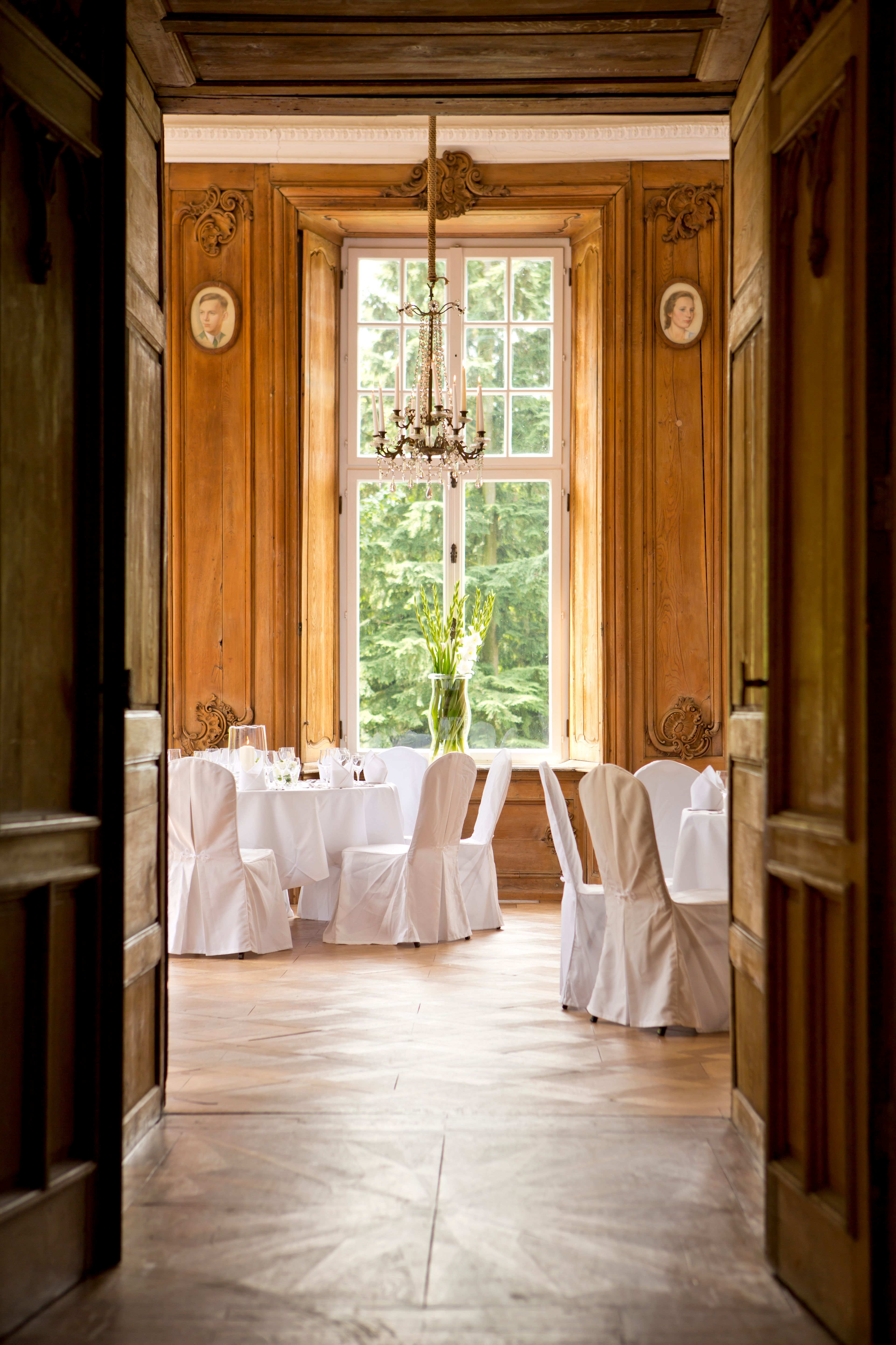 De tafels in de eetzaal van Schloss Wissen zijn feestelijk gedekt.