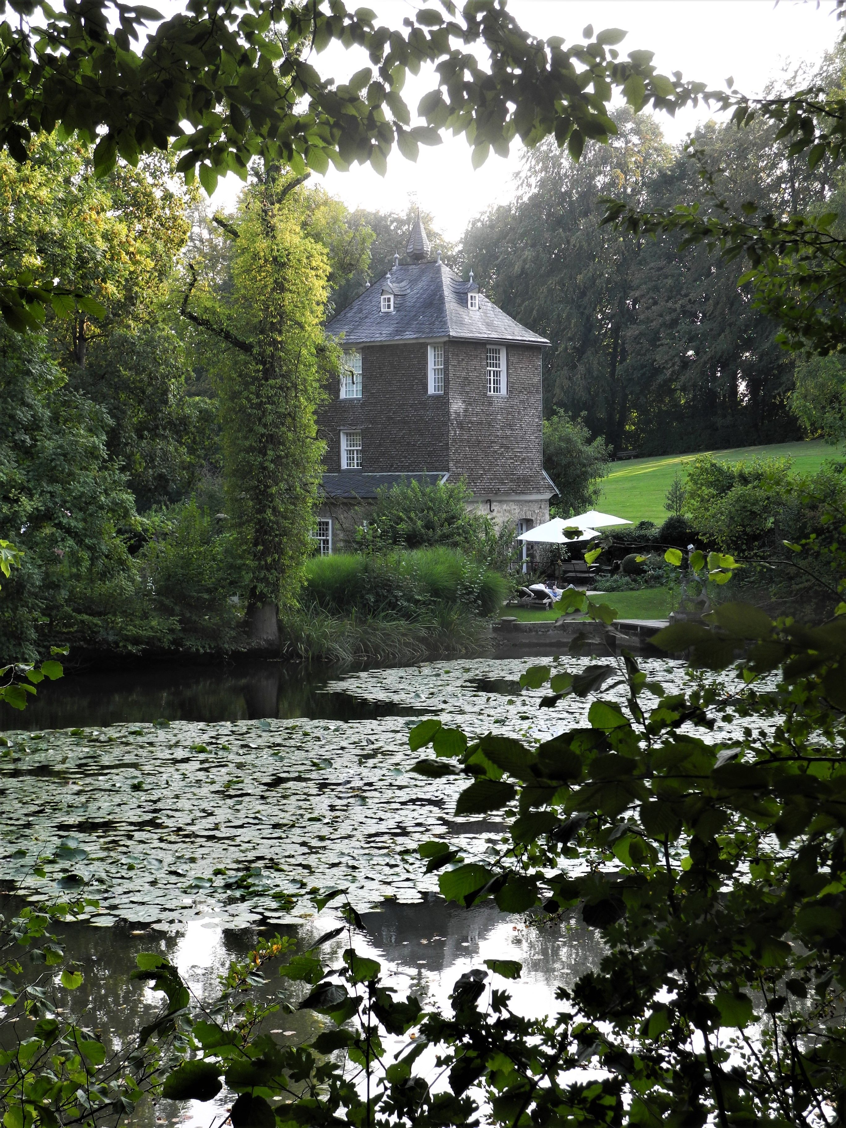 Prachtige natuur omringt kasteel Lüntenbeck. De molentoren is te zien vanaf de kasteelvijver